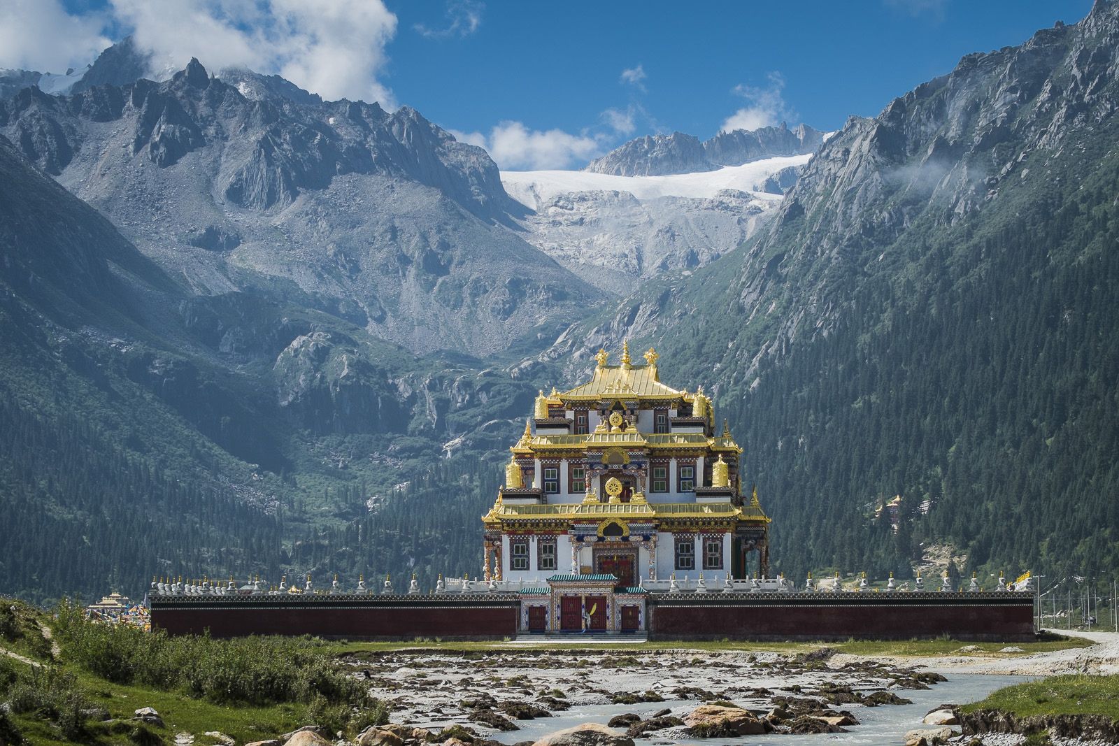 Буддийский храм в Гималаях