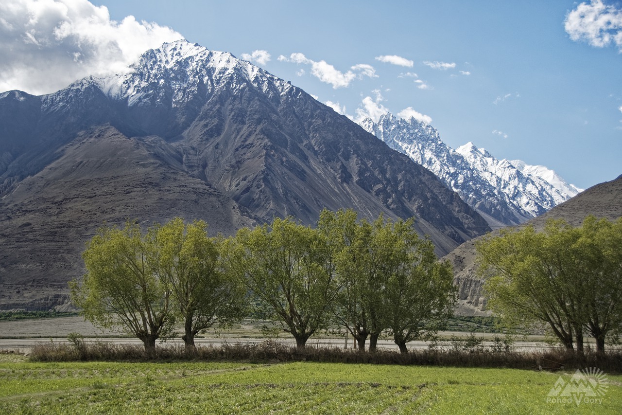 Таджикистан горы. Горы Памира в Таджикистане. Ваханский коридор Таджикистан. Природа Таджикистана Памир. Памир горы Таджикистан Весна.