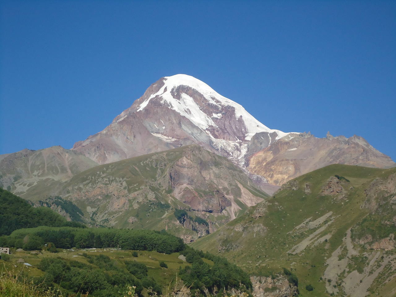 Гора Казбек вид из Владикавказа