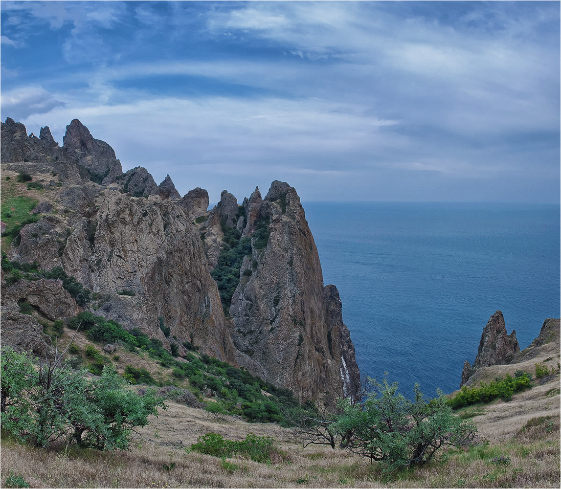 Города в горном крыму. Гора Карадаг в Крыму. Горный массив Карадаг. Гора легенер Карадаг. Карадаг горный массив в Крыму.