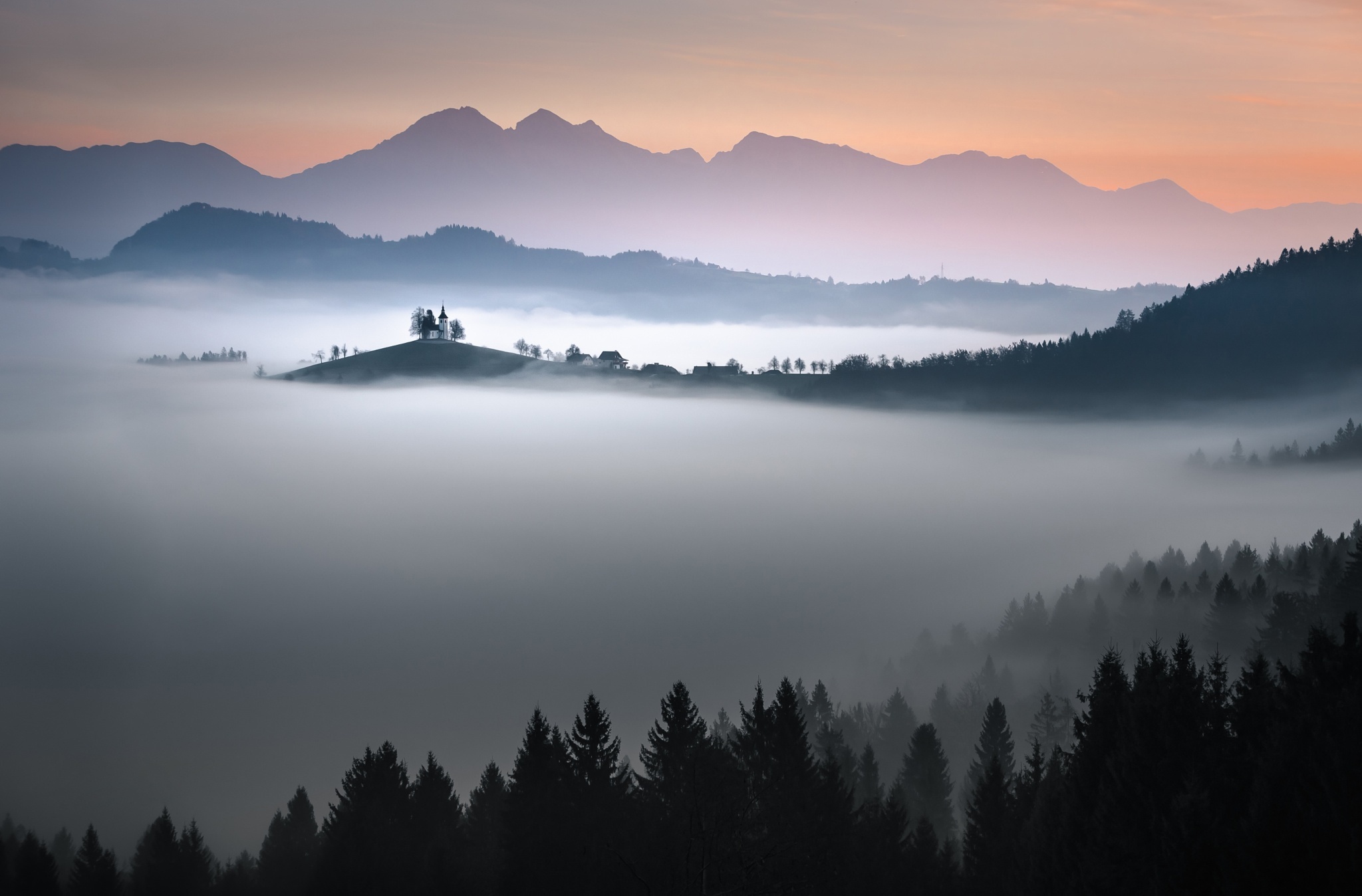Горы в тумане высокого разрешения