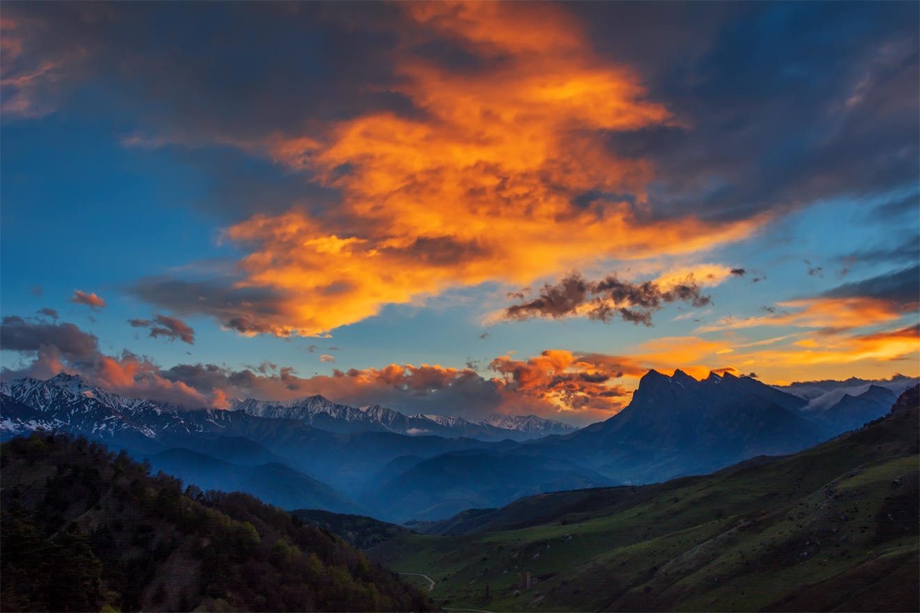 Закат в горах. Красивый закат в горах. Закат в горах Осетии. Горы Осетии солнце.