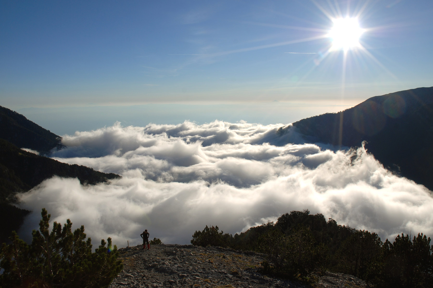 Гора Олимп возвышается над облаками в Греции