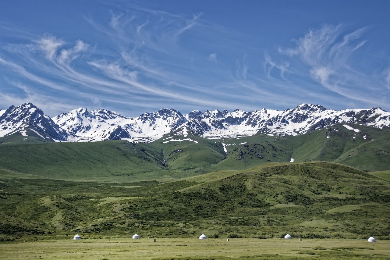 Киргизия. Киргизия Бишкек горы. Горы кант Киргизия. Огуз Баши Киргизия. Горы Беловодская Киргизия.