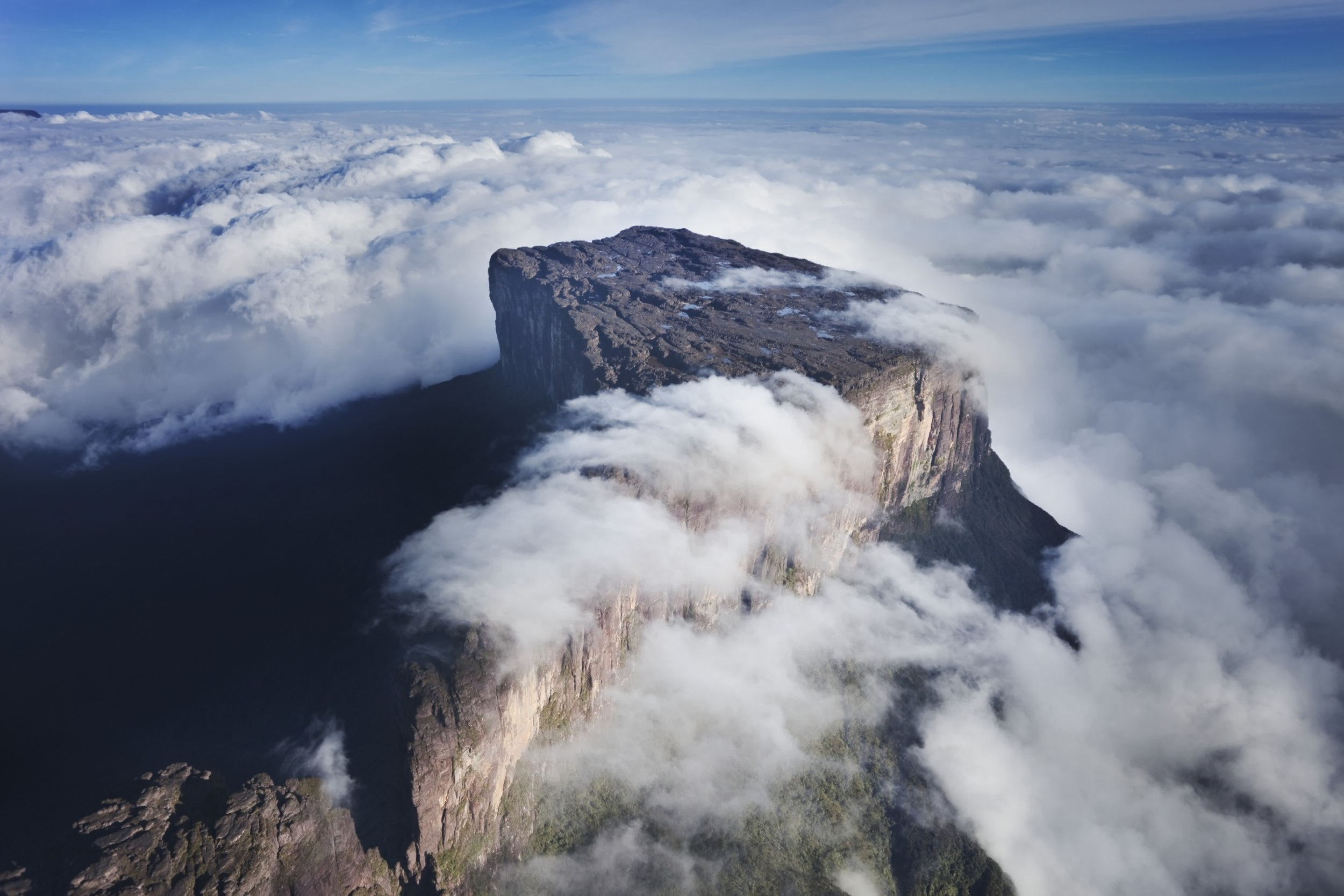 Водопад на гвианском плоскогорье. Венесуэла горы Тепуи. Столовые горы Тепуи в Венесуэле. Гора Рорайма, Южная Америка. Столовые горы Рорайма Венесуэлы.