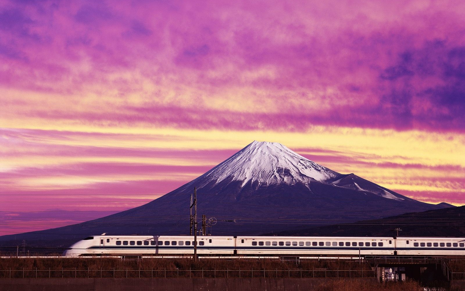Гора Фудзияма в Японии рассвет