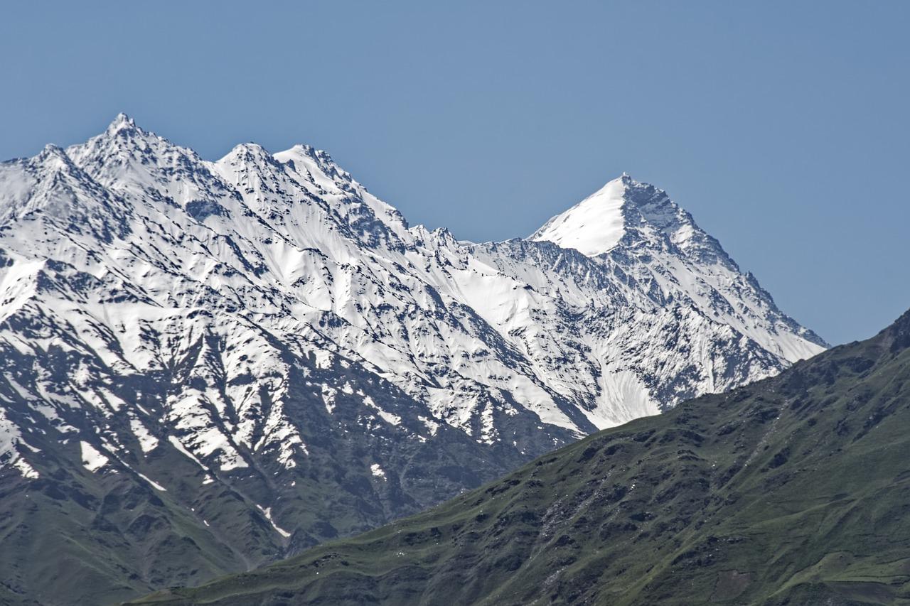Памир самая высокая. Горы Памира в Таджикистане. Горный Таджикистан Памир. Южный Памир горы. Памир высокая гора.