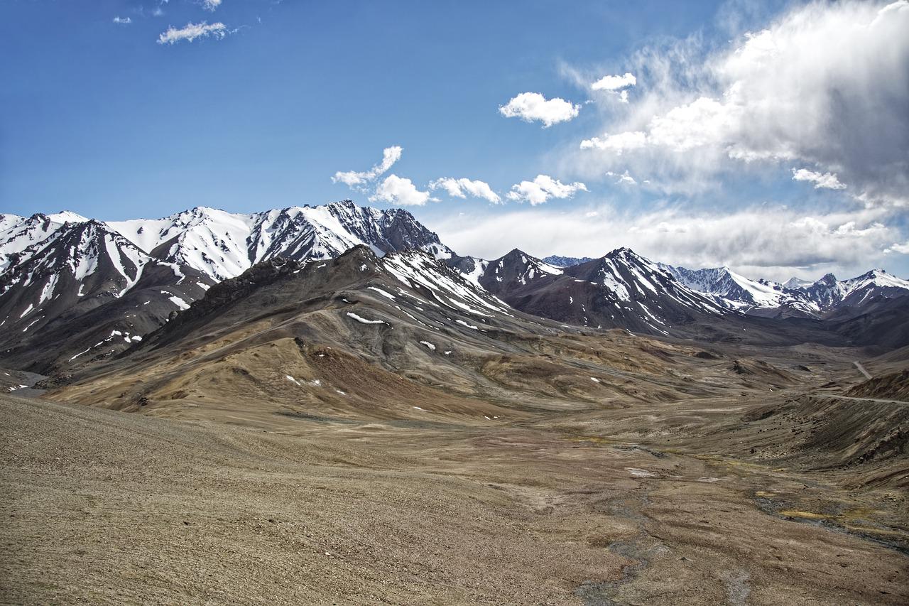 Памирские горе. Горы Памира в Таджикистане. Нагорье Памир. Гора Памир Памир. Горы Исфара Памир.