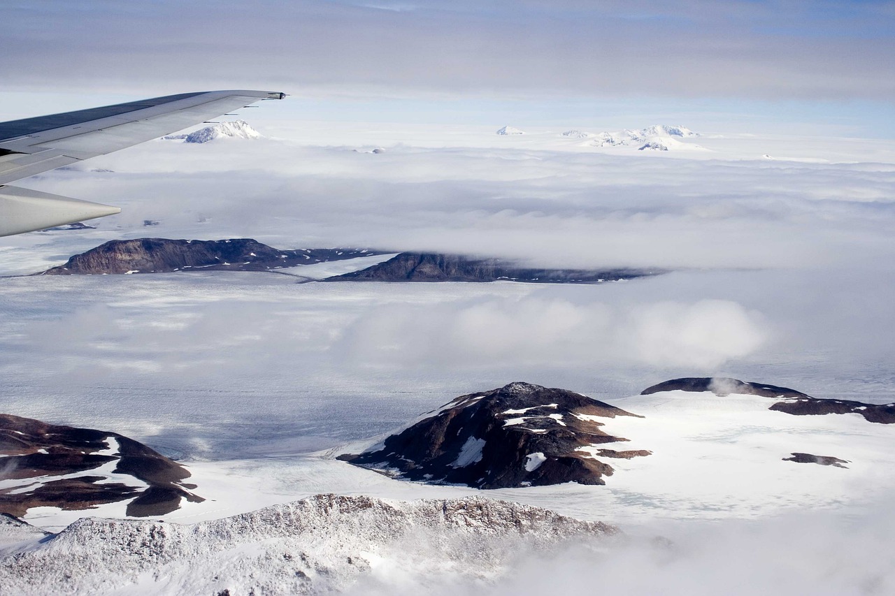 Гренландия горный. Горы воткинса в Гренландии. Гора гунбьёрн Гренландия. Гренландия с самолета. Горы Гренландии фото.