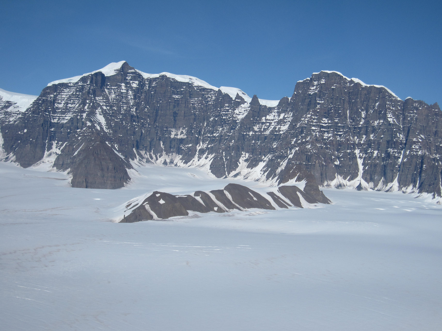 Гренландия горный. Гора гунбьёрн Гренландия. Горы воткинса в Гренландии. Гренландия хребет Уоткинса. Гренландия горы воткинса фото.