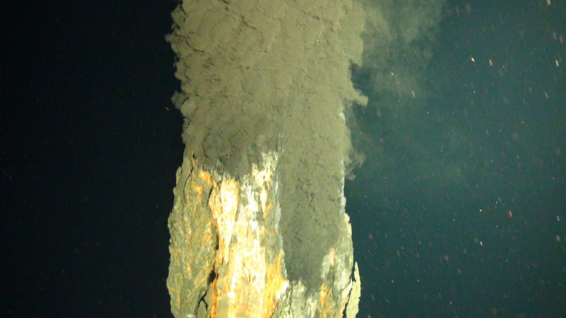 Подводный вулкан в Марианской впадине