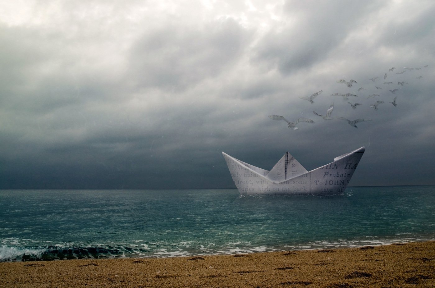 Бумажные кораблики картинки. Бумажный кораблик. Корабль на горизонте. Бумажный кораблик в море. Корабль на воде.