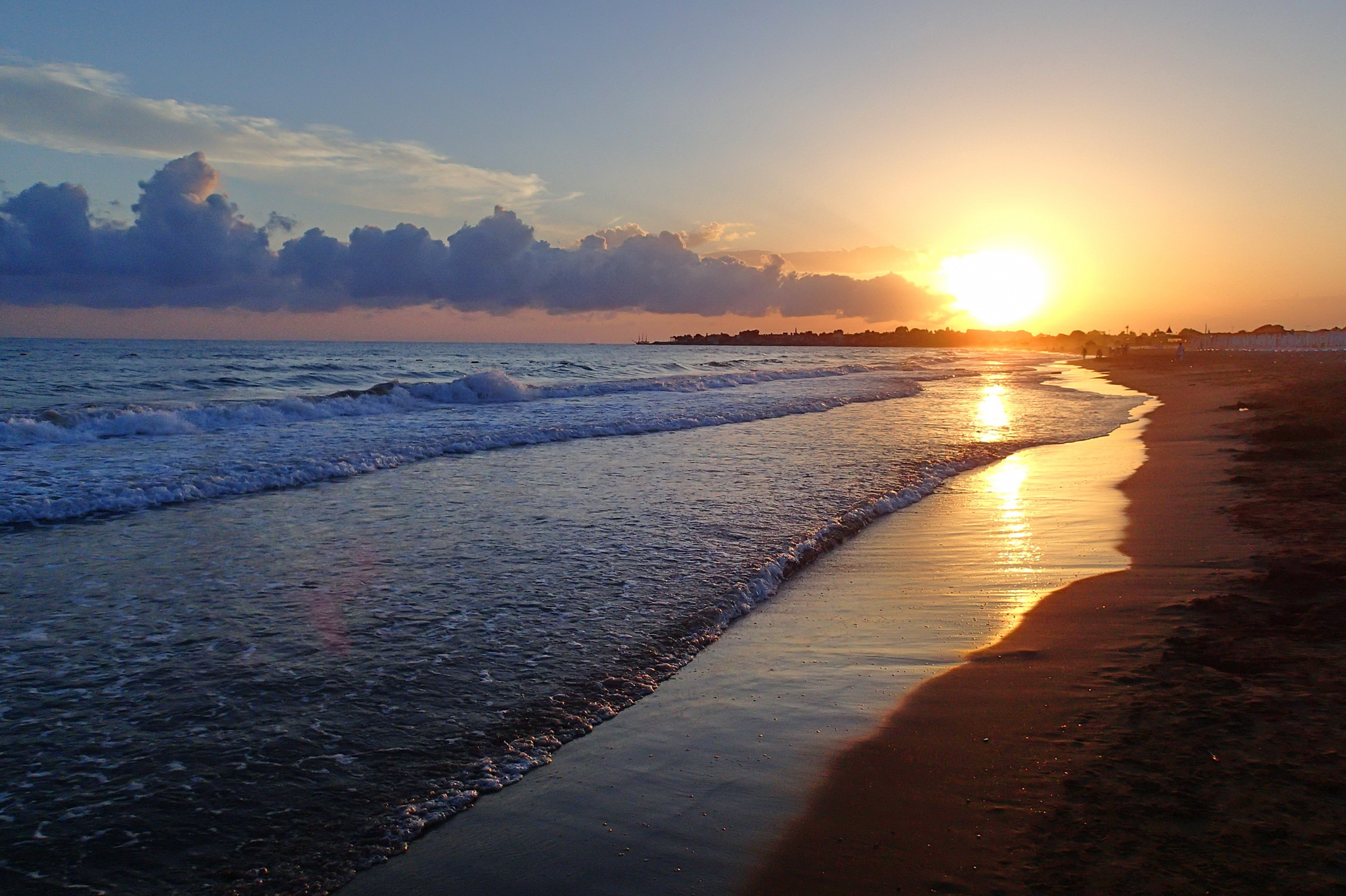It was a beautiful summer. Красивый закат. Рассвет на море. Солнце пляж. Красивое море.