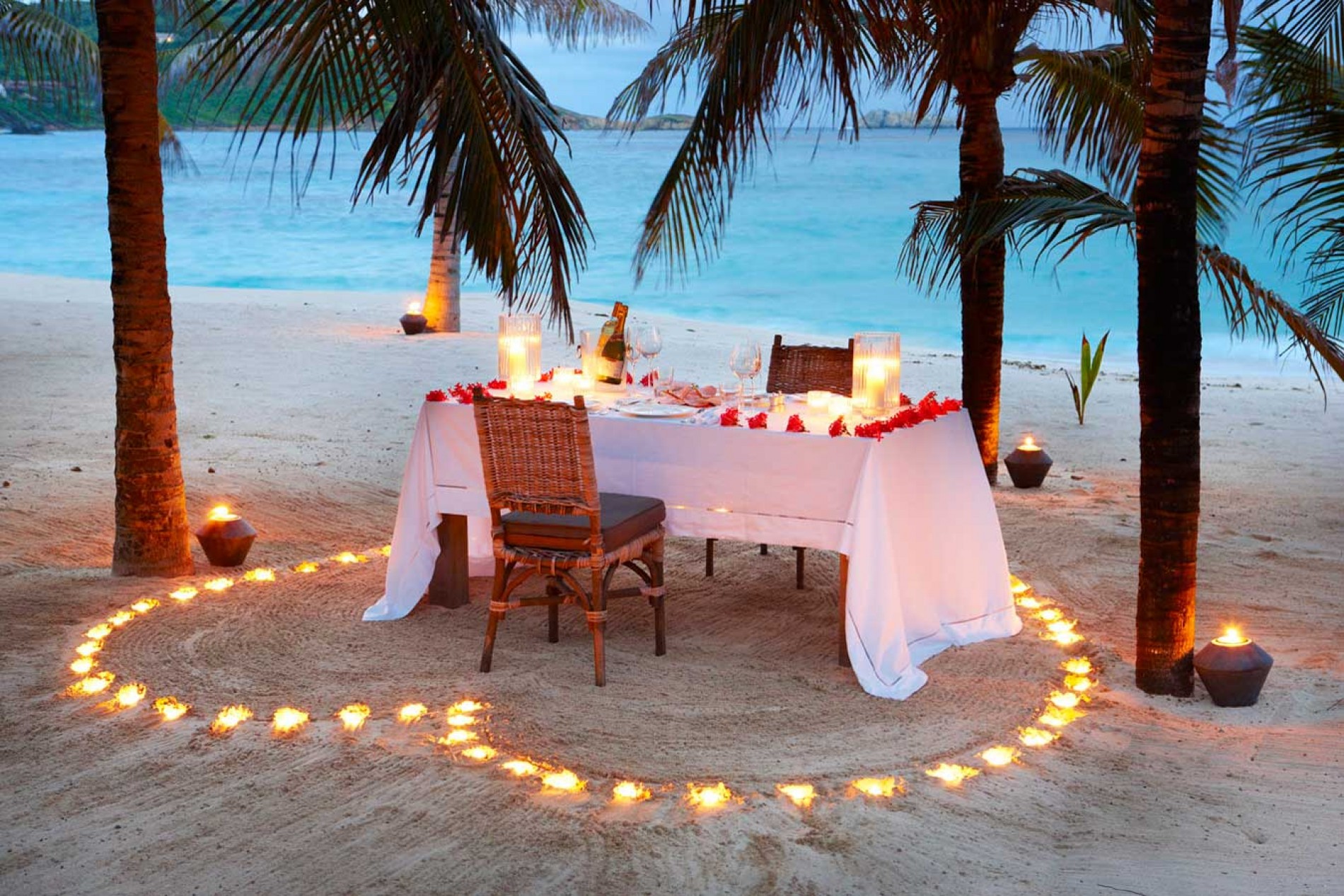 Ужин на пляже при свечах