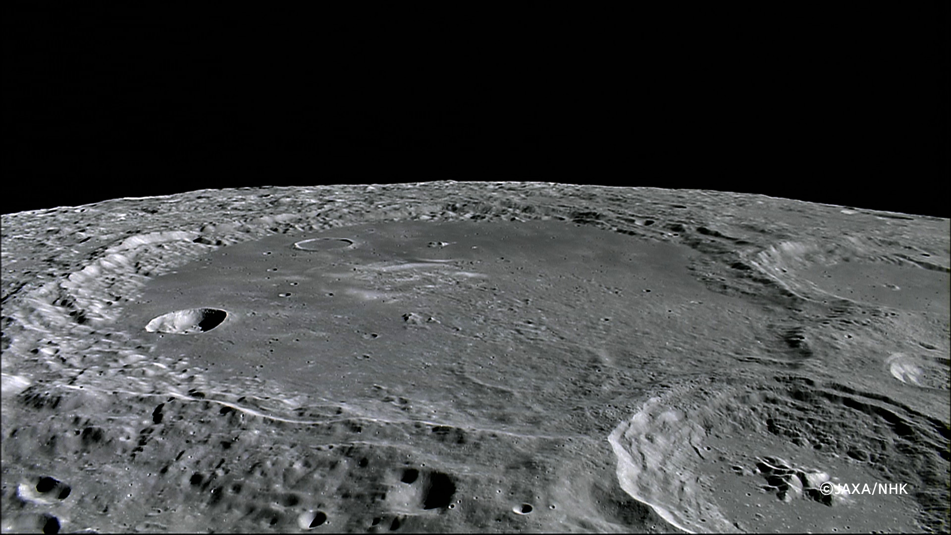 Луна свердловская область. Поверхность Луны кратеры и моря. Моря и материки на Луне. Кратер Дельпорт на Луне. Луна и море.