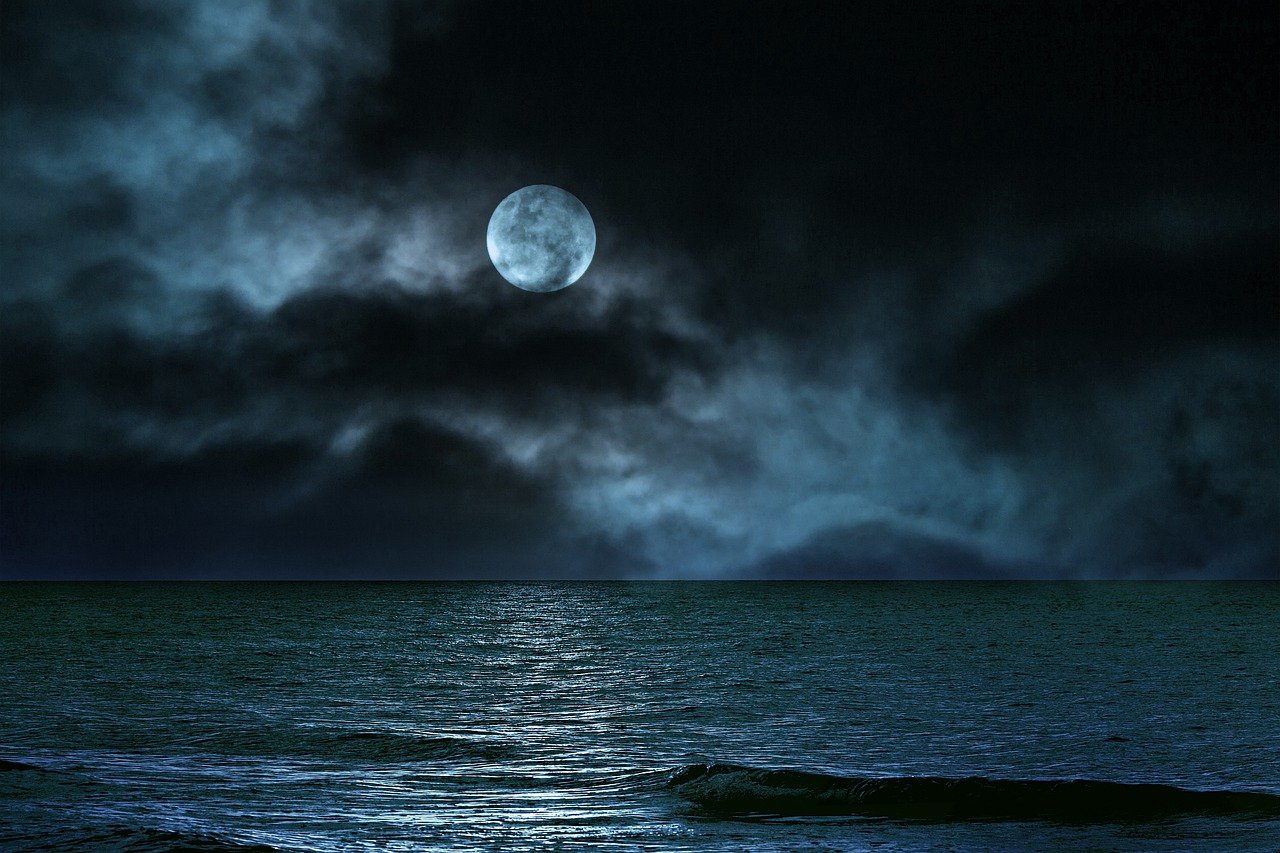 луна в море
