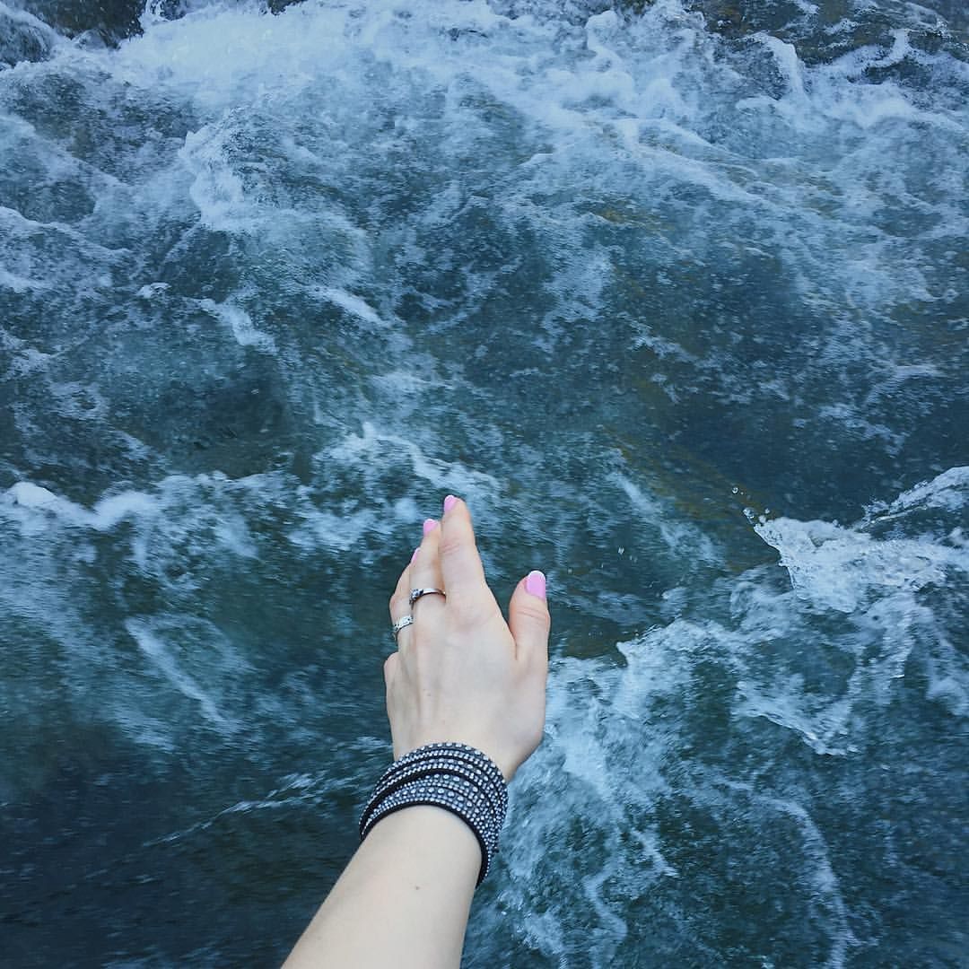 руки и море