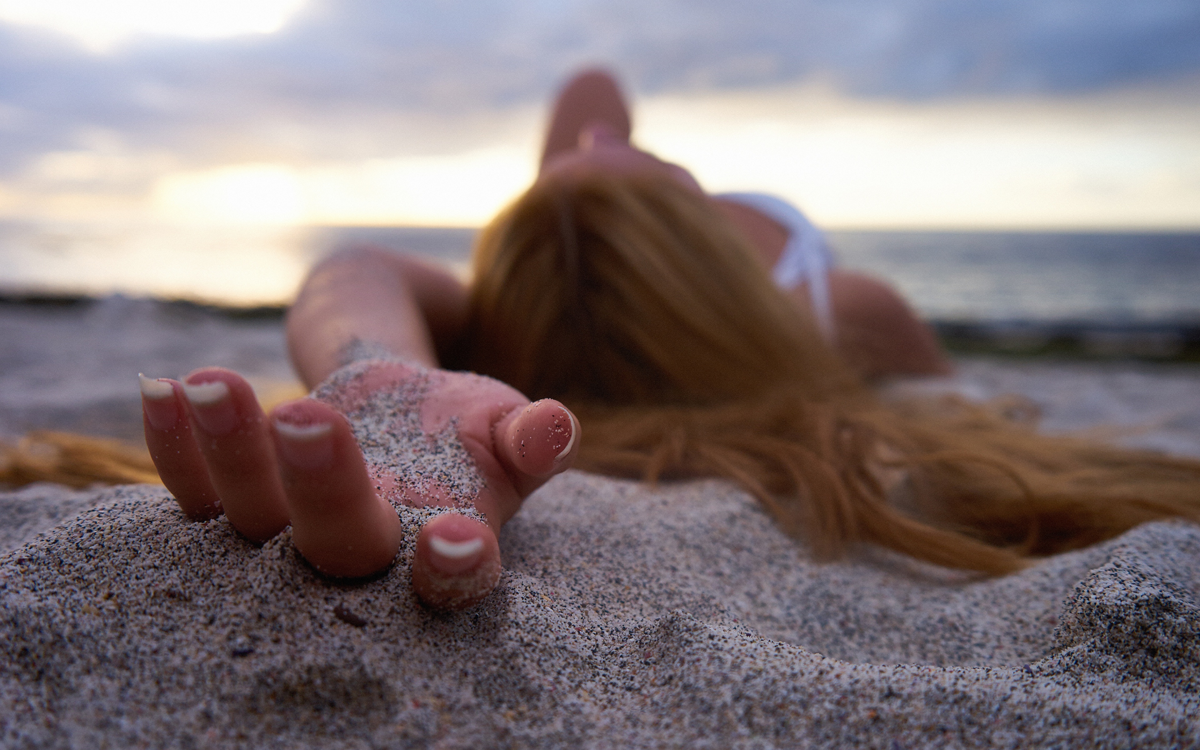 руки на пляже
