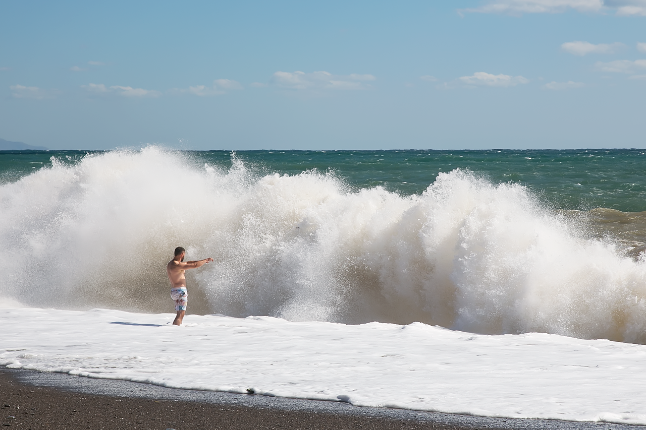 Есть ли шторм. Самые большие волны на черном море. Огромные волны на пляже. Огромные волны в Крыму. Самые большие волны в Крыму.