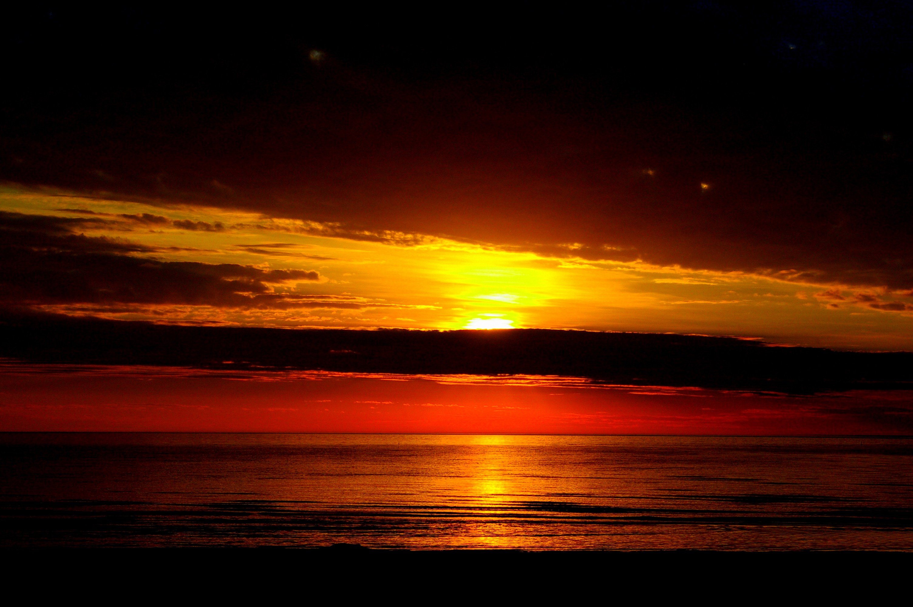 Картинки заката. Закат. Оранжевый закат. Рассвет на море. Темный закат.