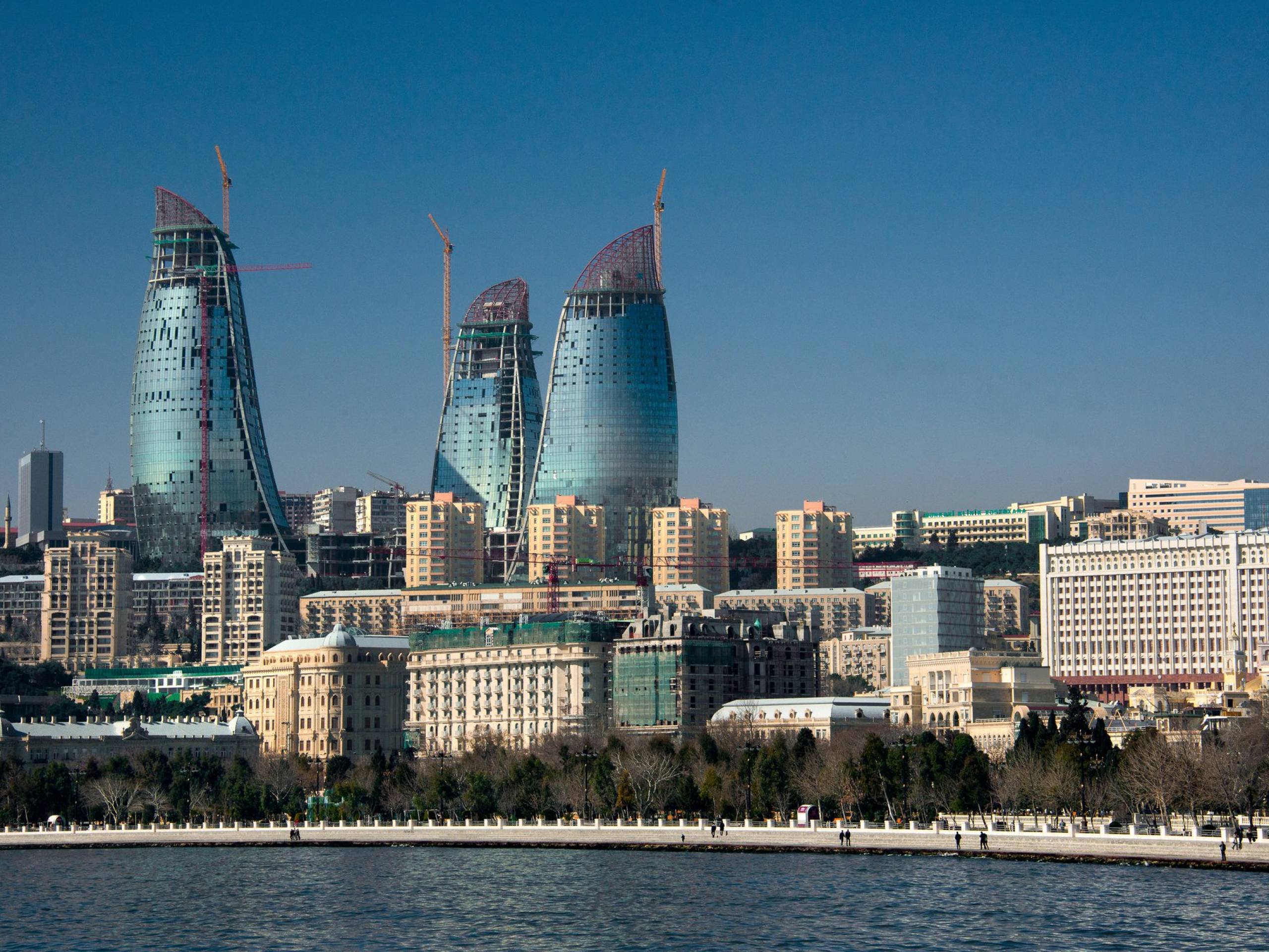 Азербайджан баку море. Каспий Баку. Каспийское море Баку. Flame Towers Баку.