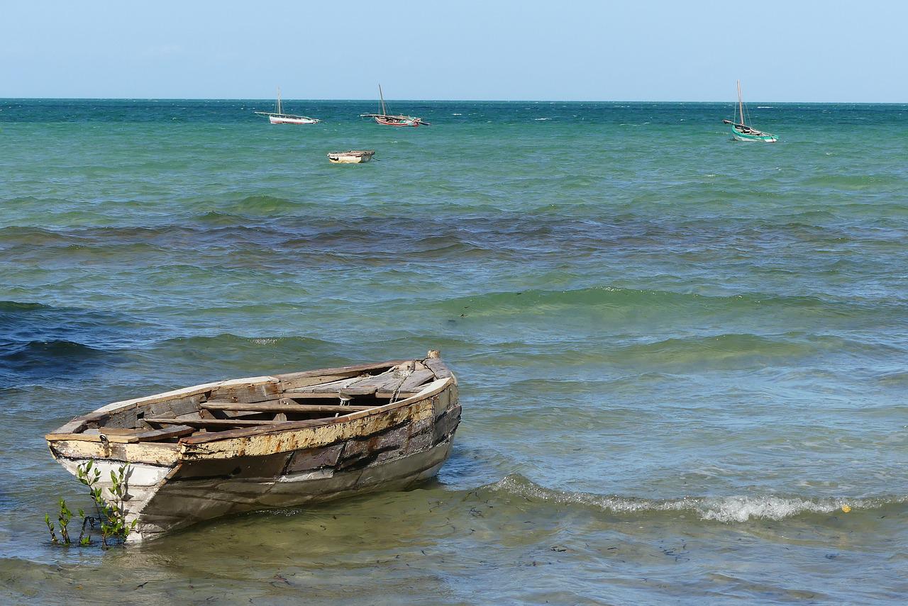 лодка на берегу моря