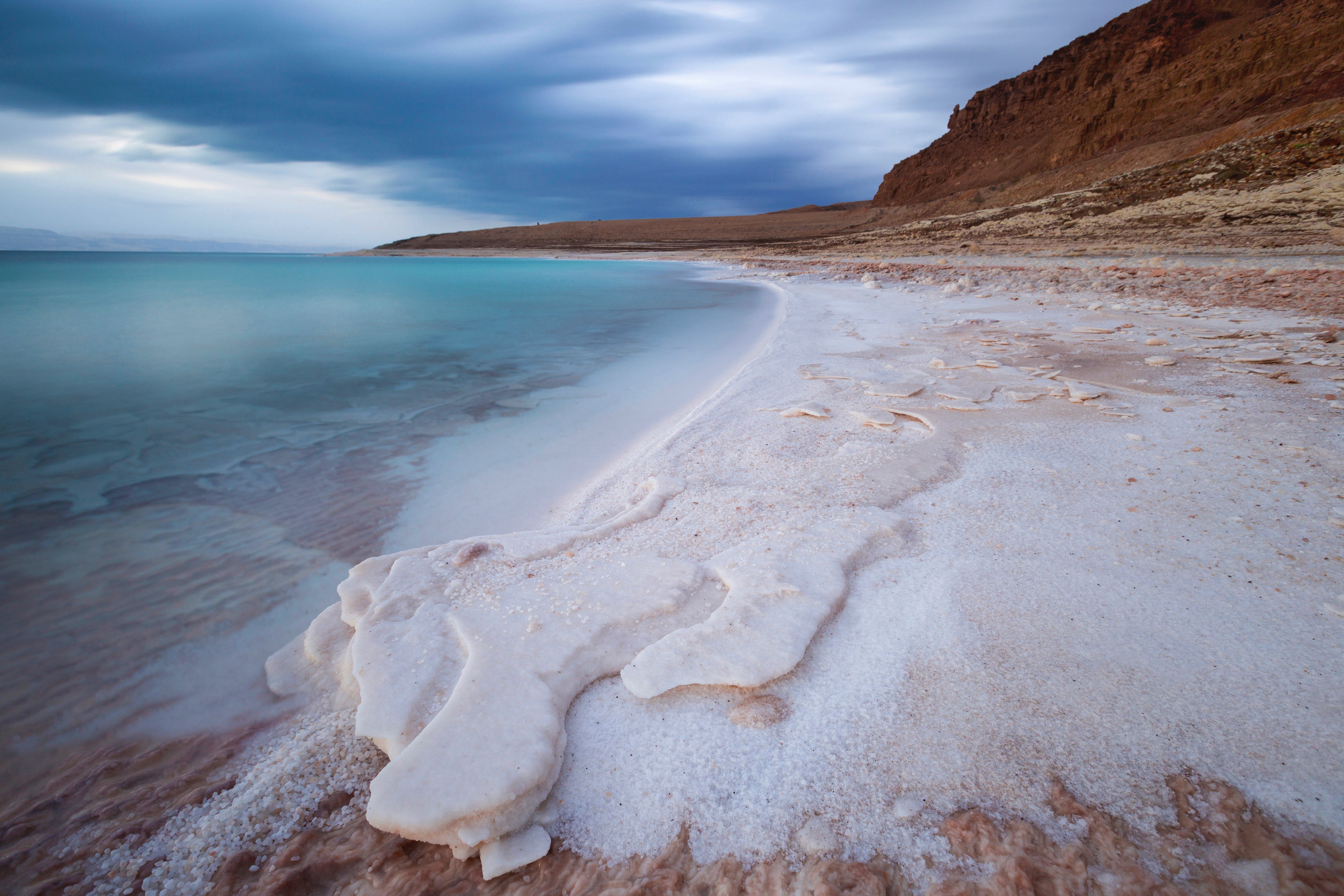Соленые воды планеты. Береговая линия мертвого моря. Соль мёртвого моря. Соль мертвого моря фото.