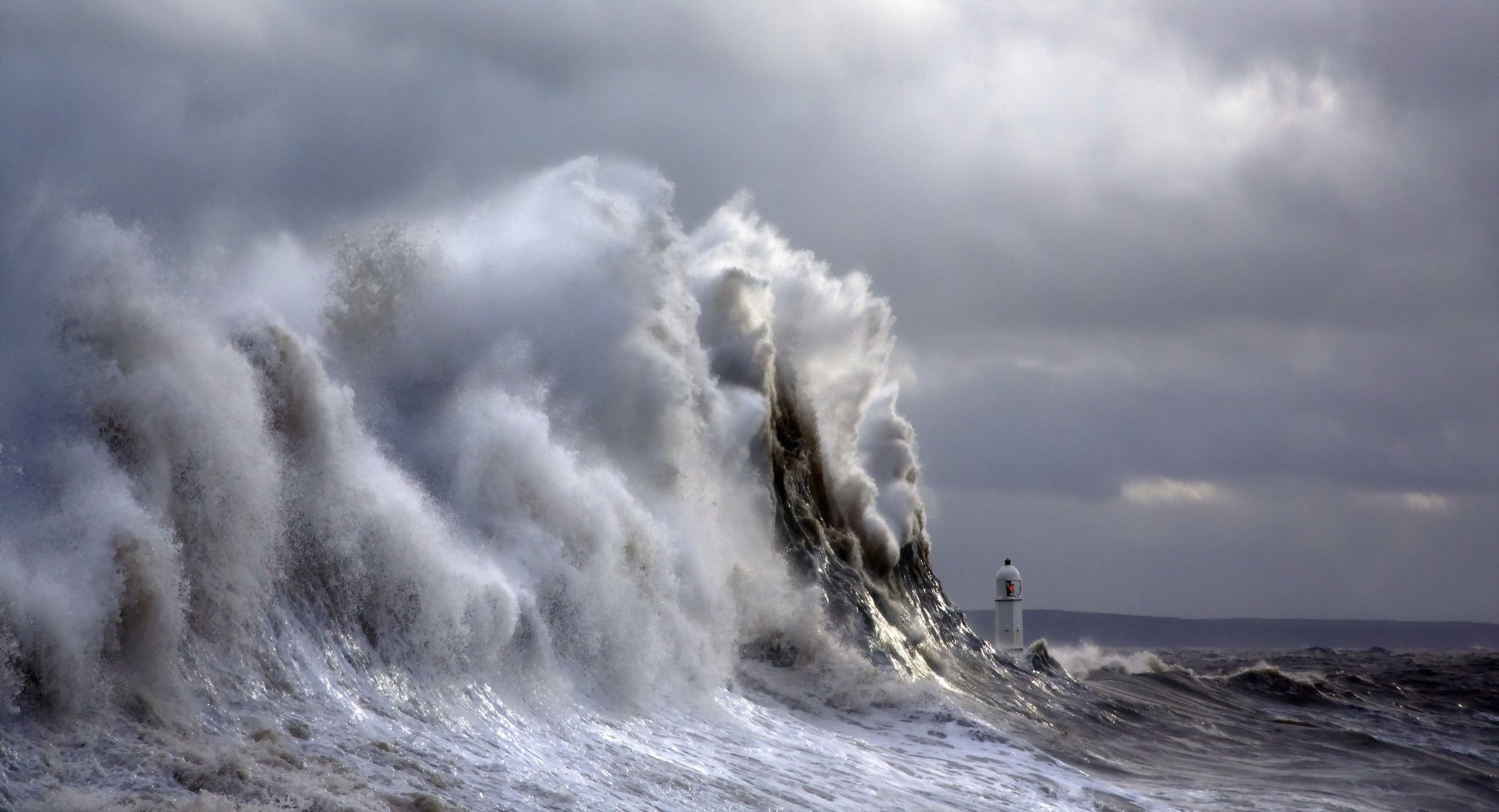 Сильный ветер с водой. Каспийское море шторм. Энди Симмонс пейзаж море шторм. Атлантический океан шторм. Тихий океан шторм.