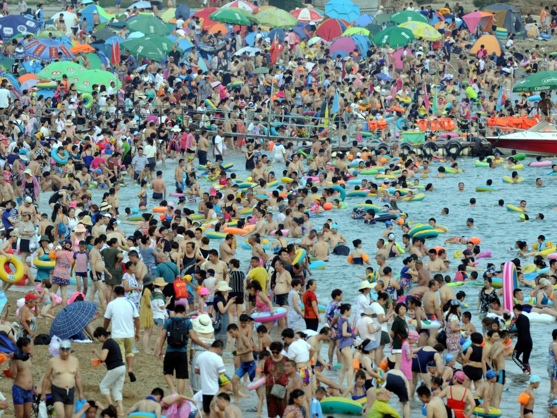 Много людей на пляже