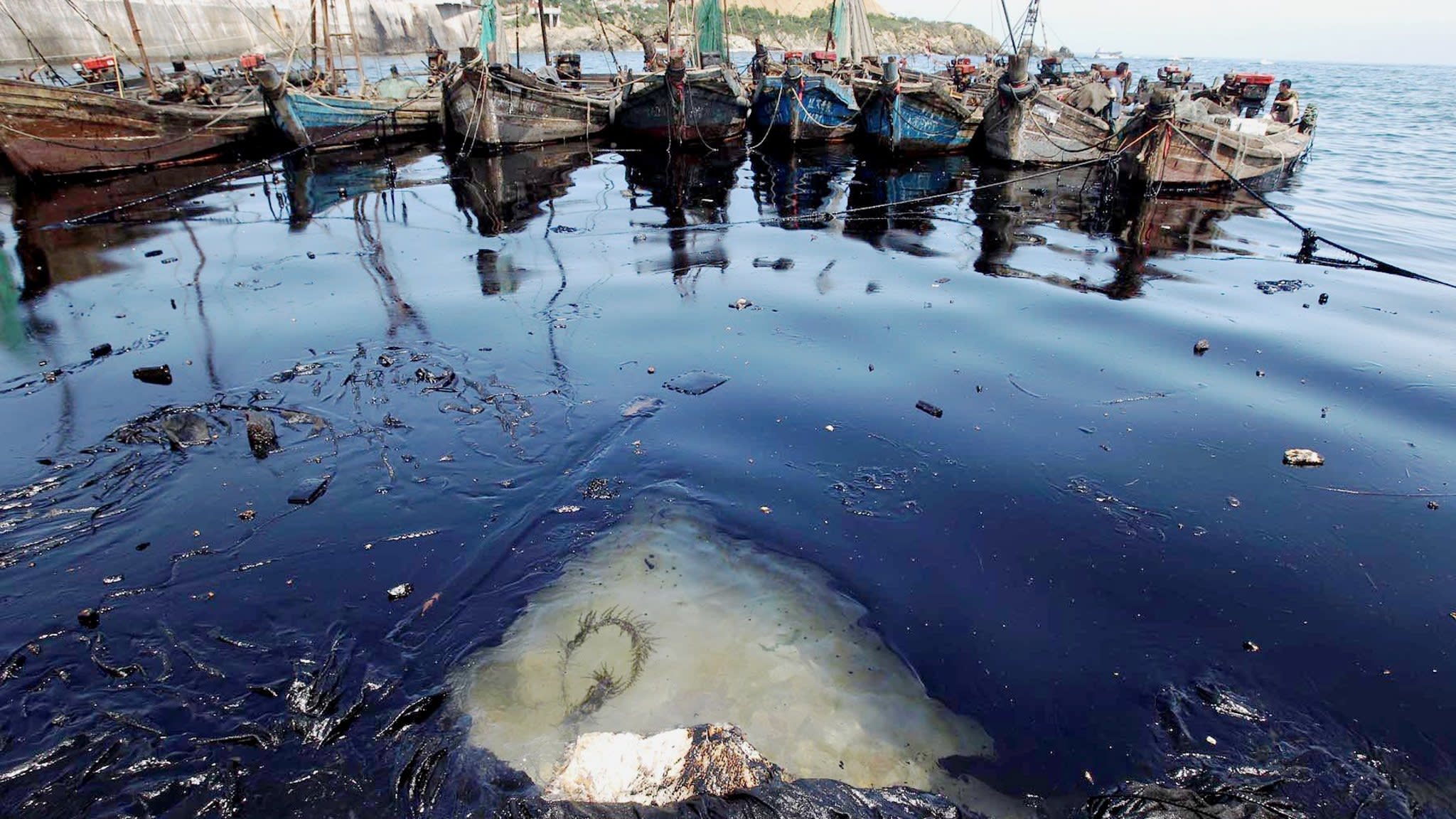 Взрыв на поверхности воды. Китай разлив нефти Далянь. Разлив нефти в море. Экологическая катастрофа. Загрязнение воды.