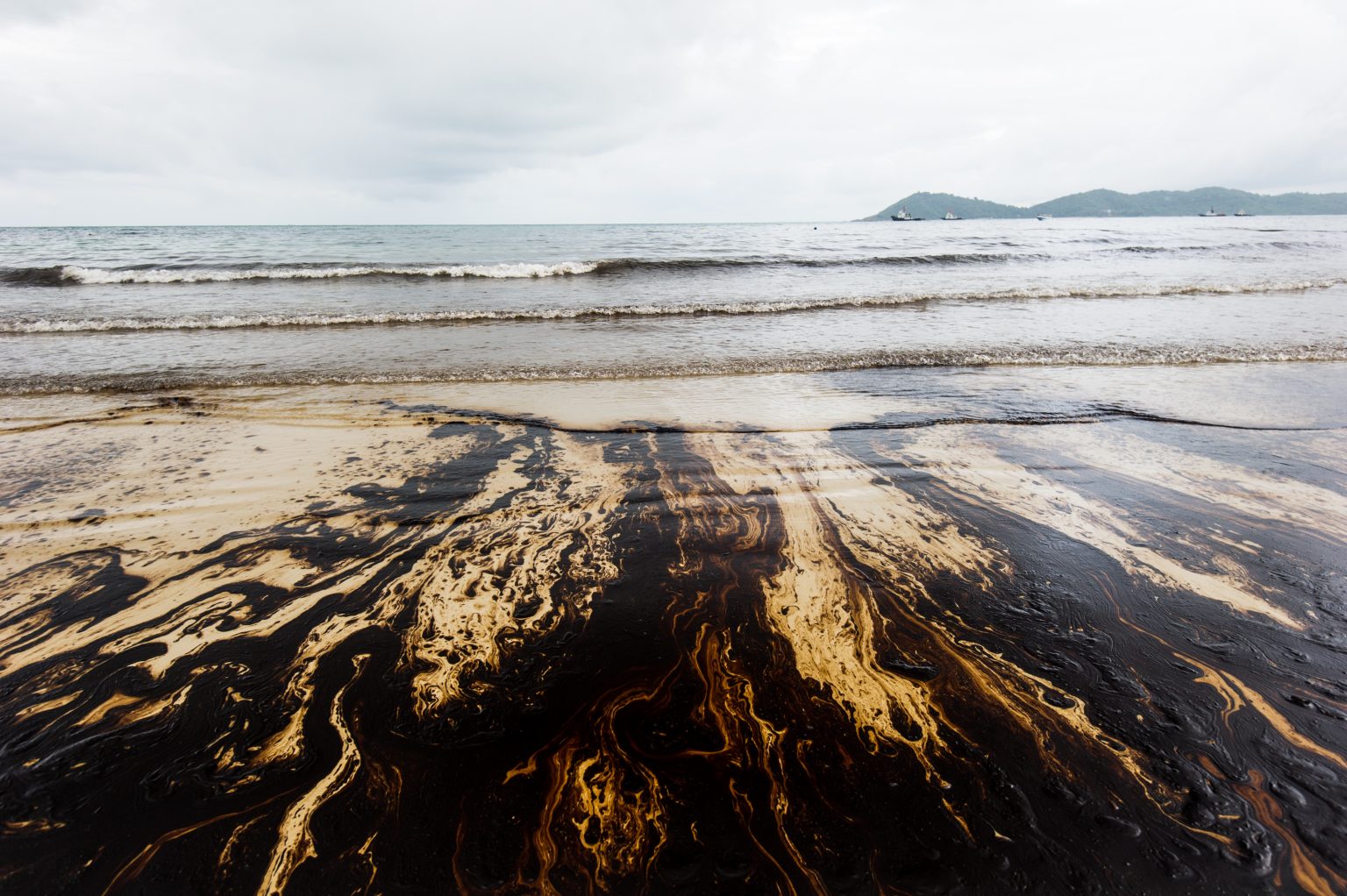 Поверхность океана покрыта. Разлив нефти в Баренцевом море. Загрязнение мирового океана. Загрязнение мирового океана нефтью. Загрязнение воды нефтью и нефтепродуктами.