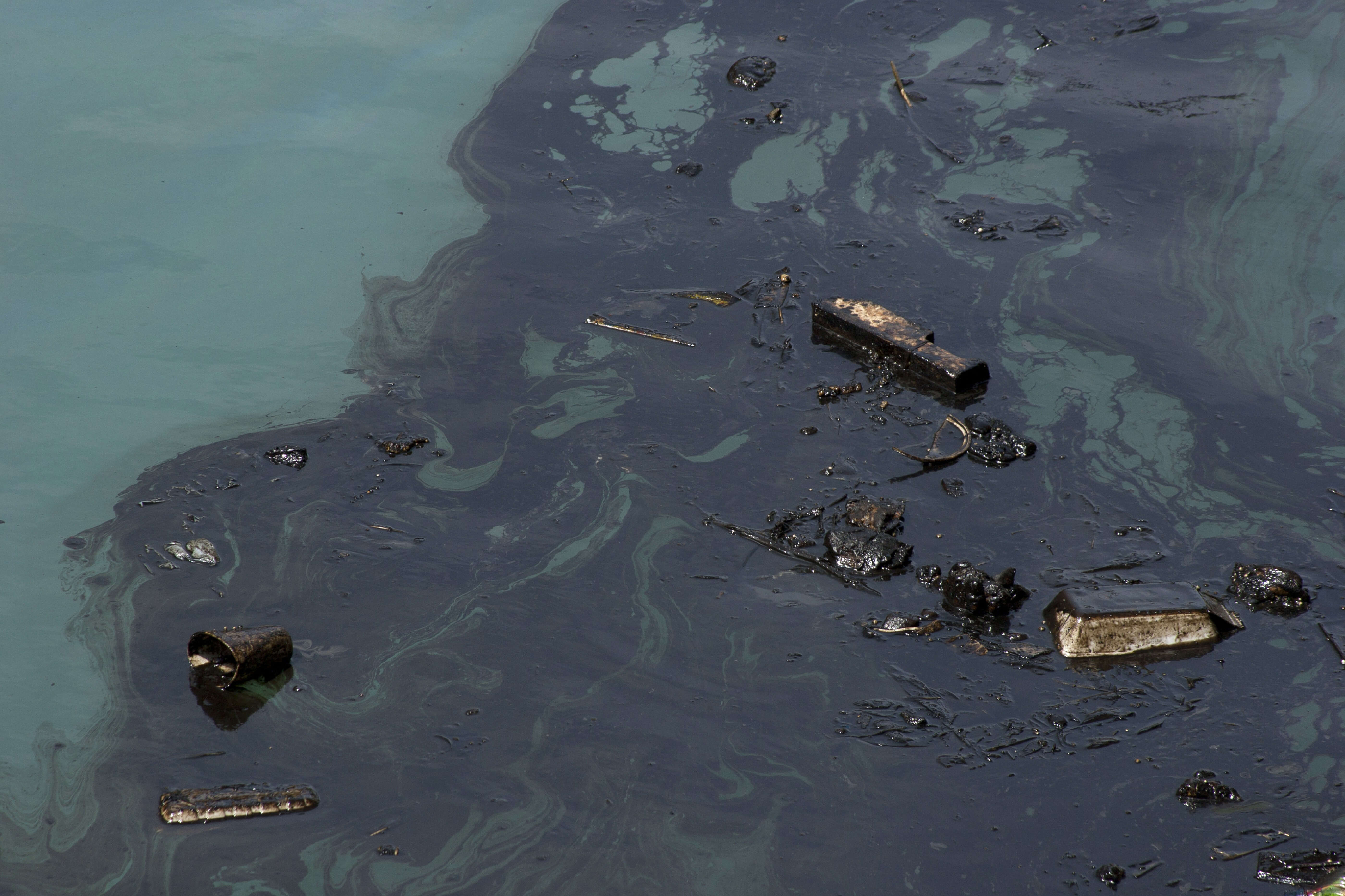После разлива воды. Загрязнение океана разливы нефти. Разлив нефти в мировом океане. Экологическая катастрофа в море разлив нефти. Черное море загрязнено нефтепродуктами.
