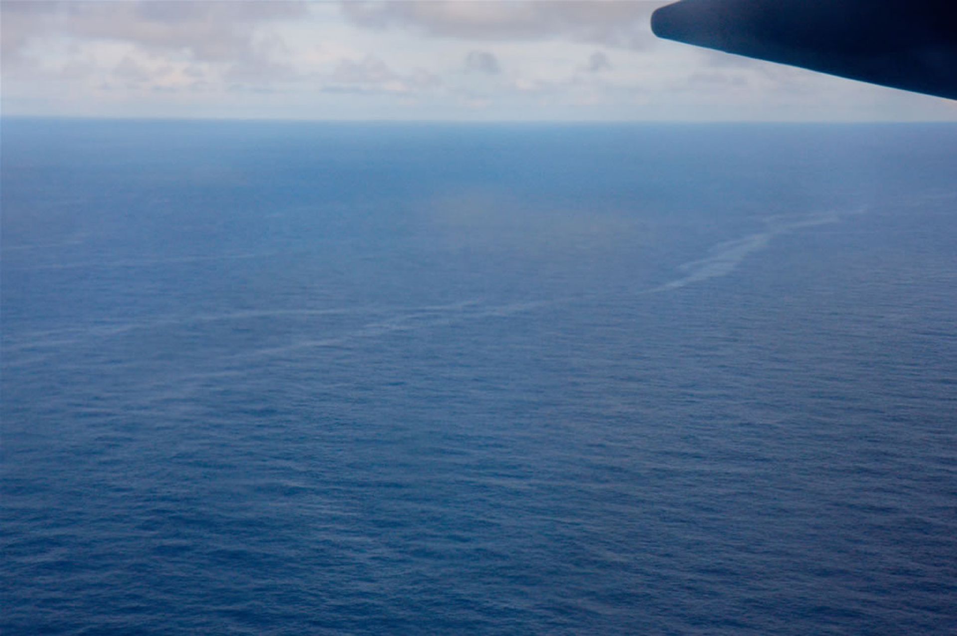 Вид самолета на Атлантический океан