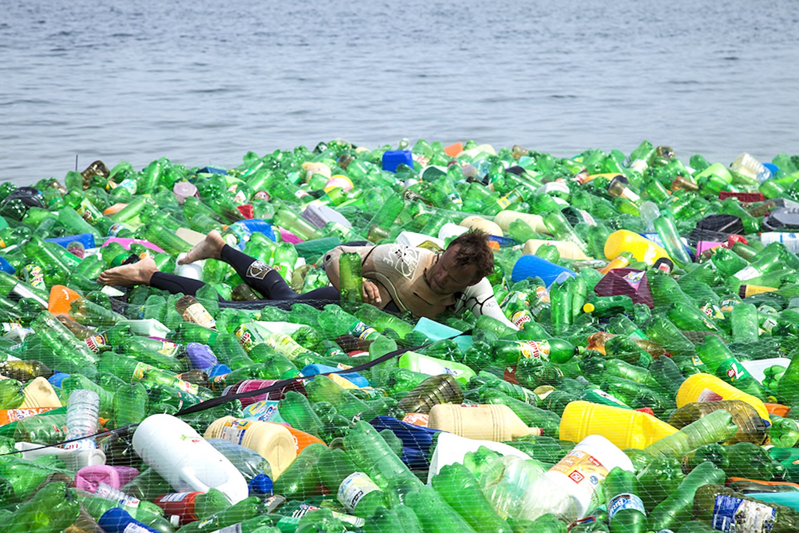Пластиковые бутылки в океане
