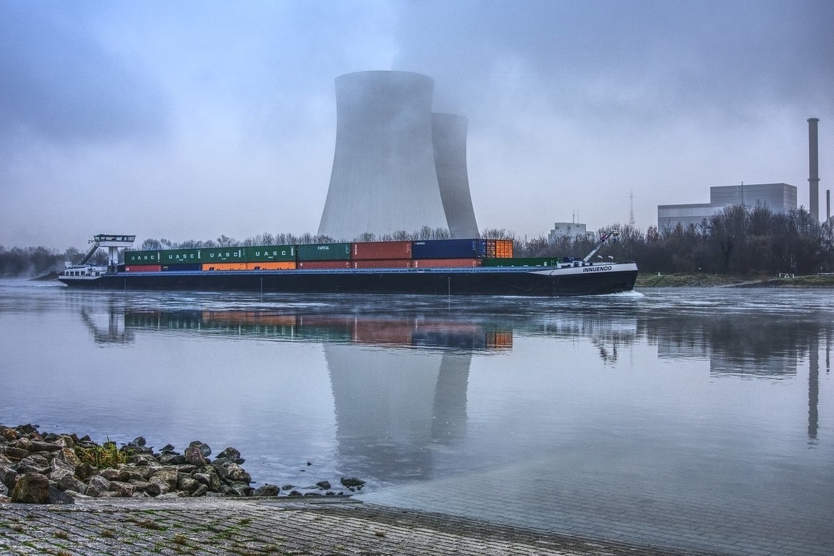 Ядерный реактор на Октябрьской набережной 44