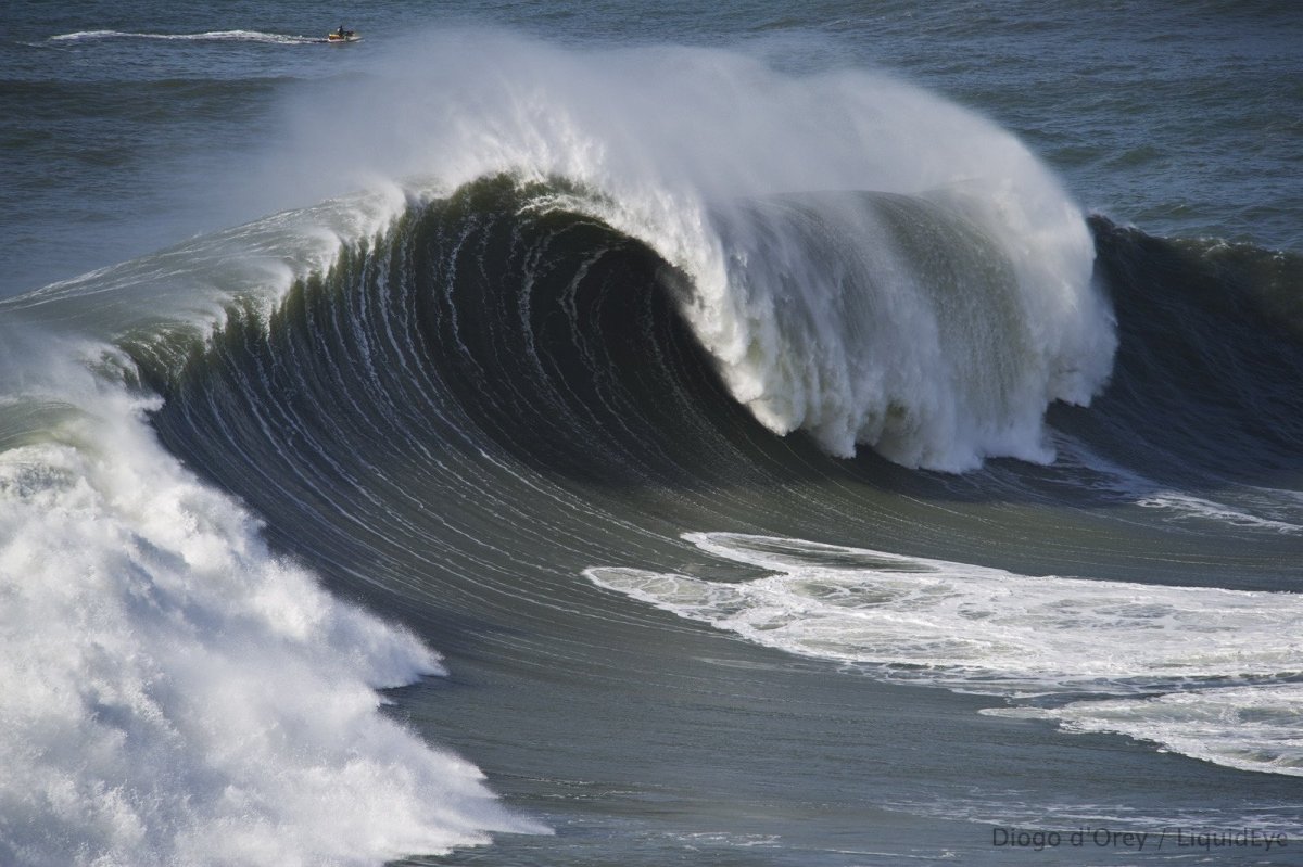 Португалия Океанские волны
