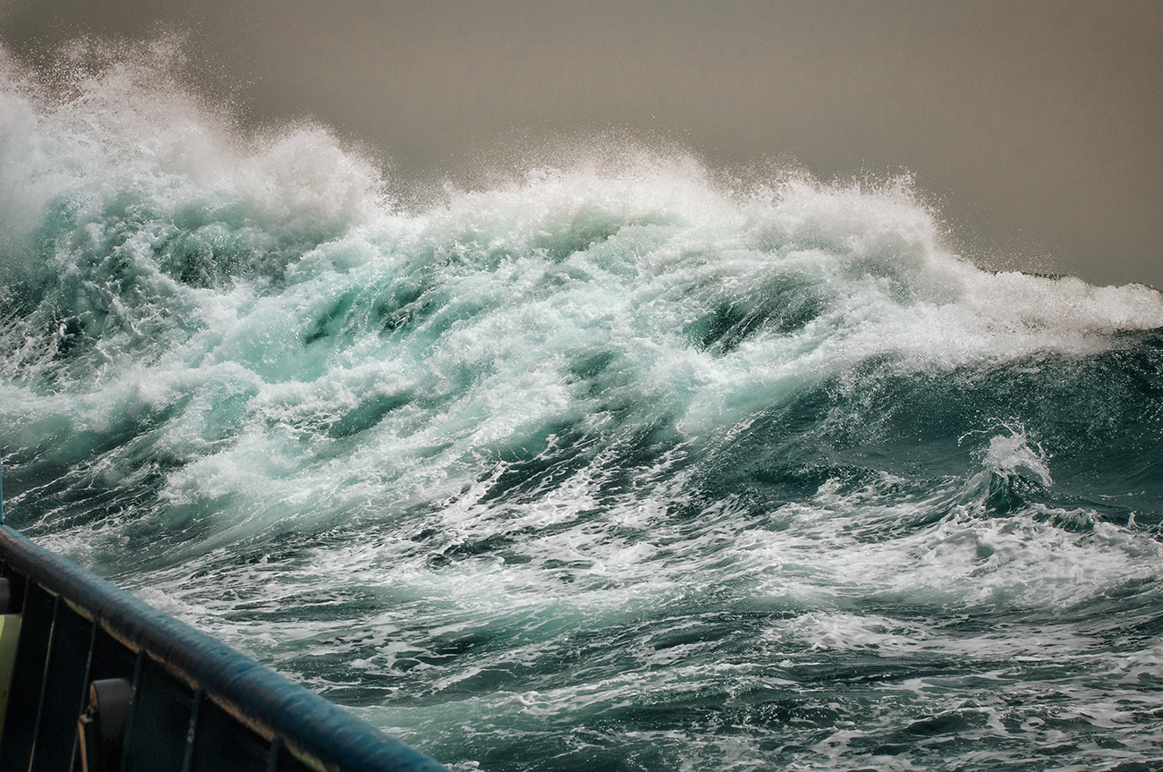 К чему снится шторм волны. Атлантический океан шторм. Энди Симмонс пейзаж море шторм. Море, волны. Бушующее море.