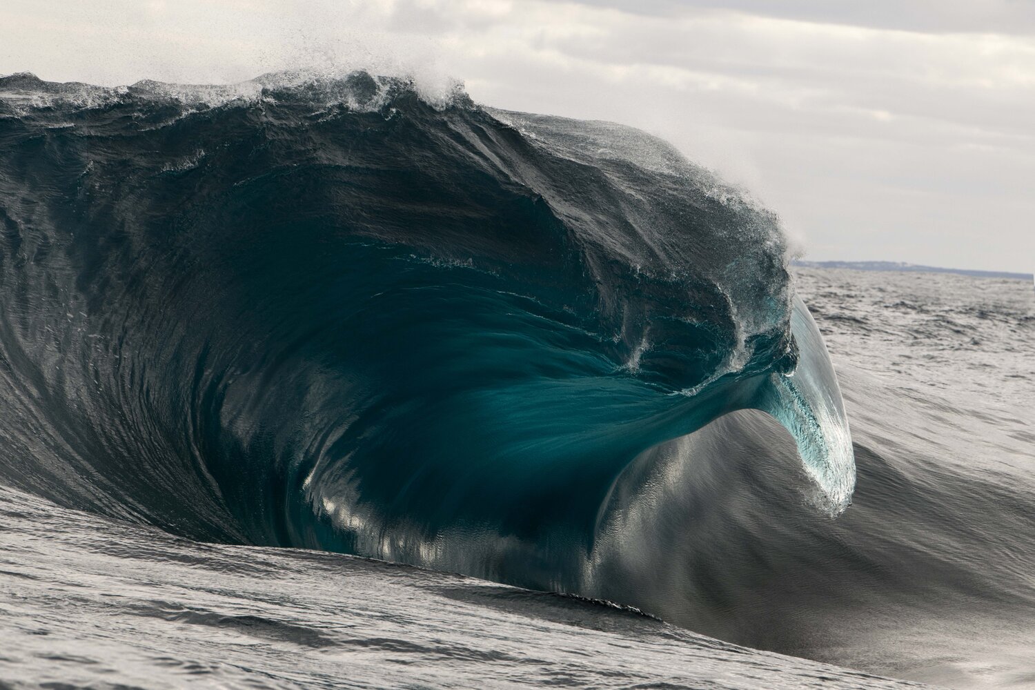 Фото гигантских волн в океане