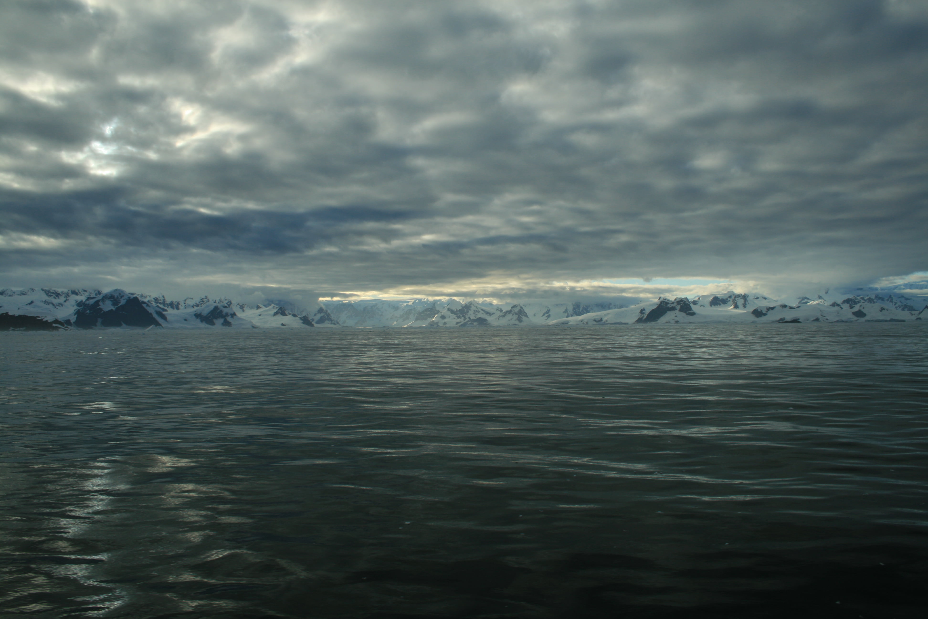 Северный Ледовитый океан шторм. Залив Бристольский Северный Ледовитый океан. Китовая бухта Антарктида. Хребет Менделеева в Северном Ледовитом океане. Океан шторм 3