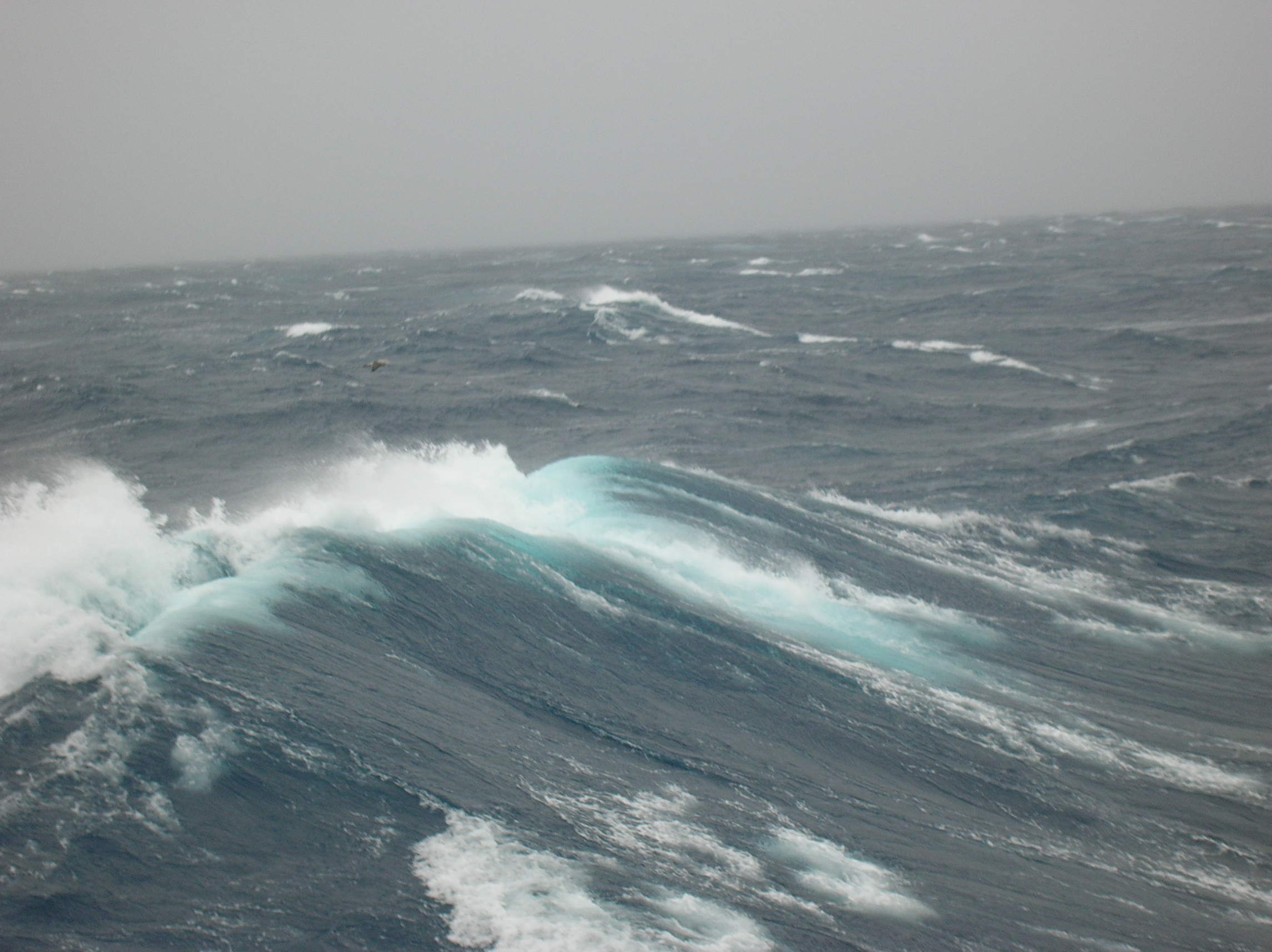 Первыми приходят волны. Северный Ледовитый океан шторм. Шторм на Каспийском море. Северный Ледовитый океан што. Баренцево море шторм.