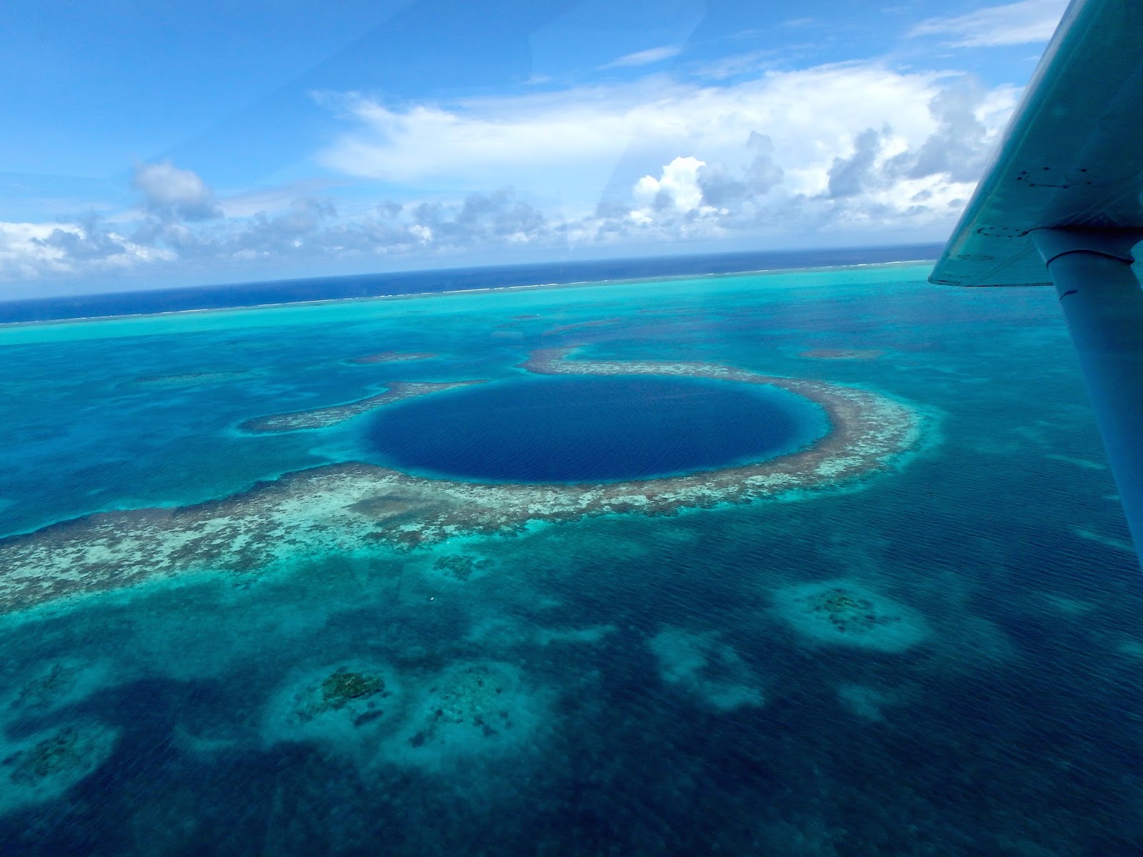 Сами больше море в мире. Большая голубая дыра, Лайтхаус-риф. Барьерный риф Белиз. Юкатан полуостров большая голубая дыра. Большая голубая дыра Белиз Центральная Америка.