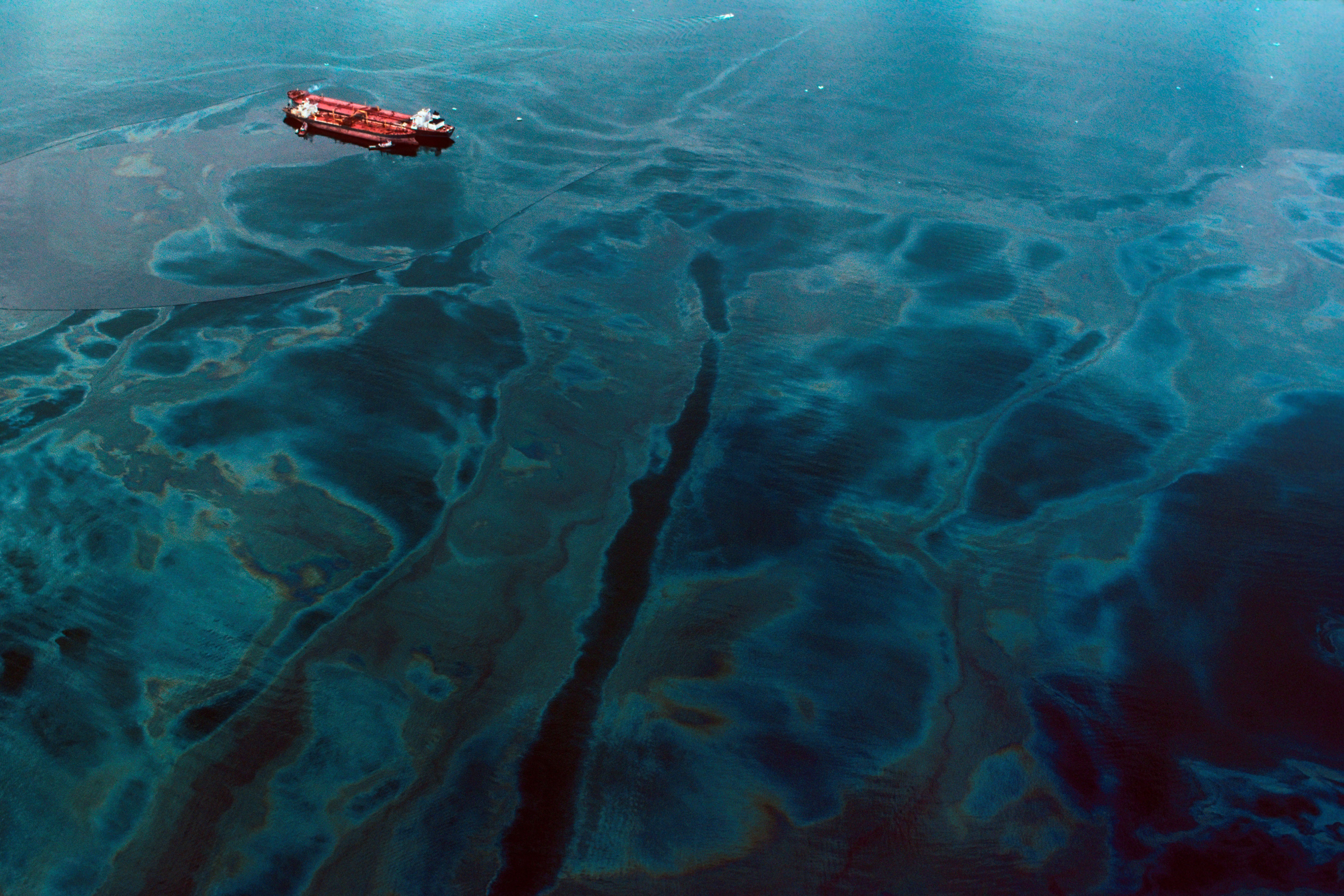 Следы в красном море. Разлив нефти Exxon Valdez. Экссон Вальдес 1989. Крушение танкера Эксон Валдез. Выброс нефти из танкера Эксон Валдез.