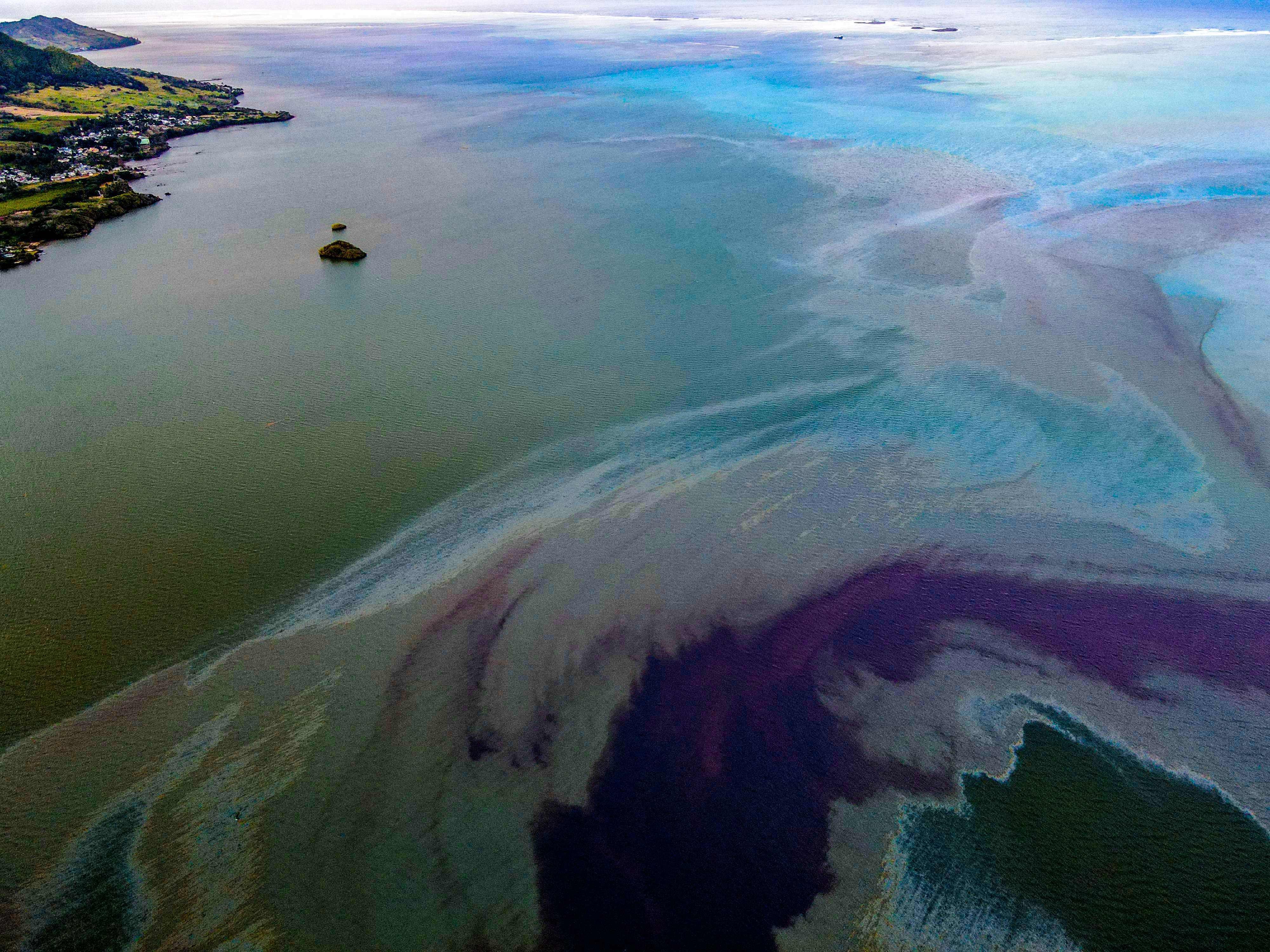 Залив стый смех. Нефтяное пятно в мексиканском заливе из космоса. Загрязнение мирового океана. Нефтяные пятна в океане. Загрязнение океана нефтью.