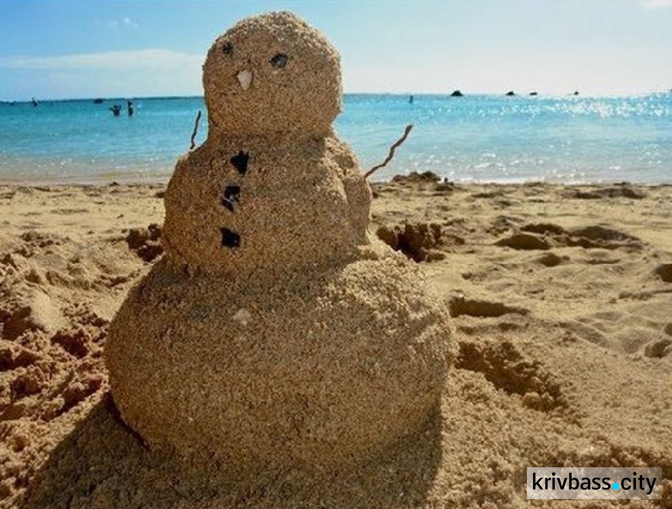 Прикольные картинки на море. Снеговик из песка на пляже. Приколы про море. Приколы на пляже. Смешное на пляже летом.