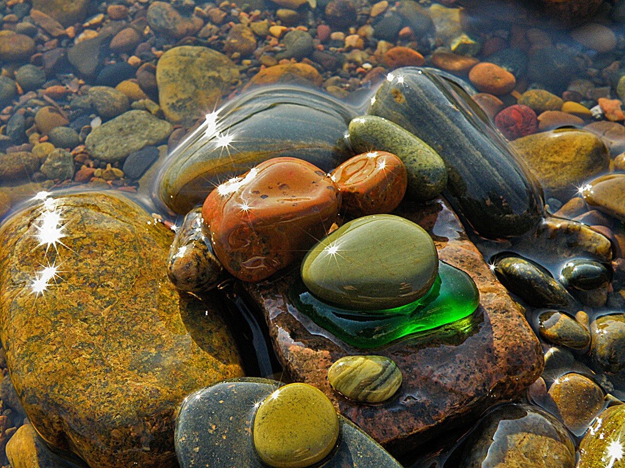 камни на дне реки