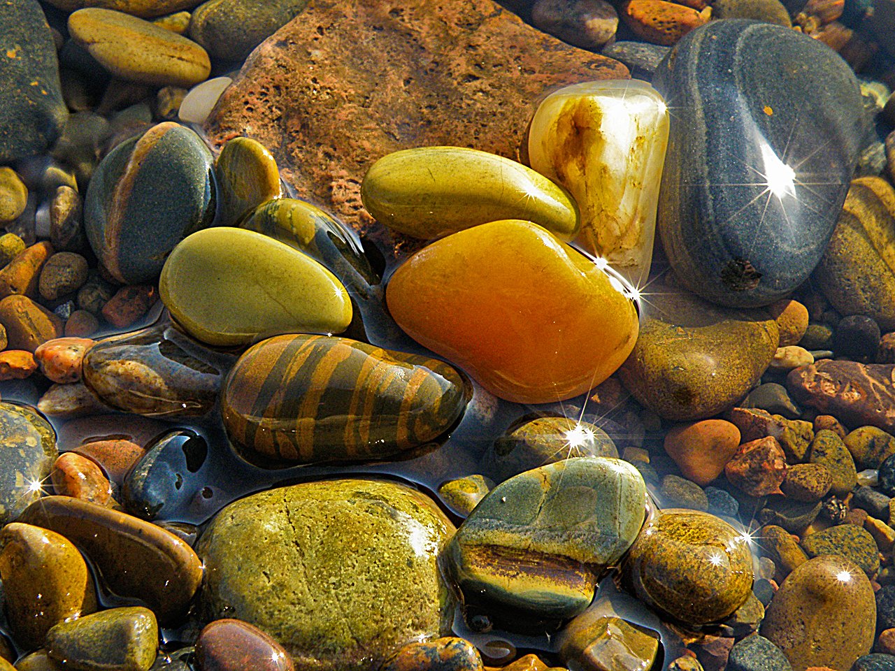 камни на дне реки