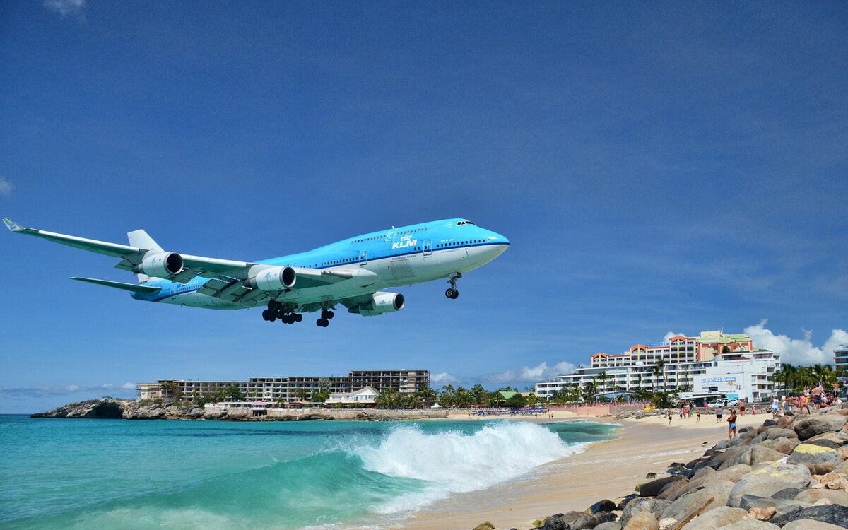 Фото самолет над пляжем