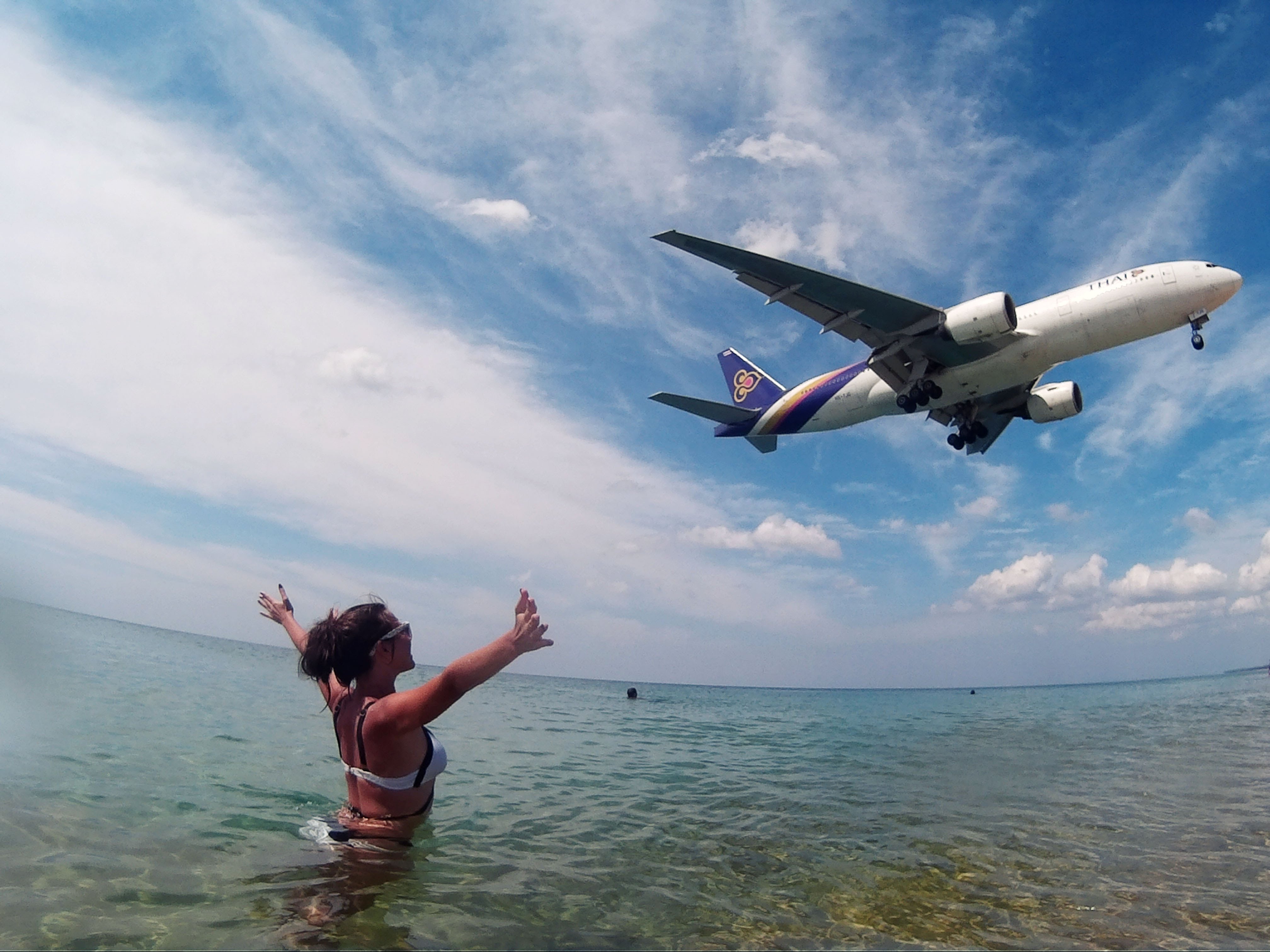 Самолет туда летает. Пляж май као Пхукет. Пляж май као Пхукет самолеты. Пляж май Кхао Таиланд. Самолет над пляжем.