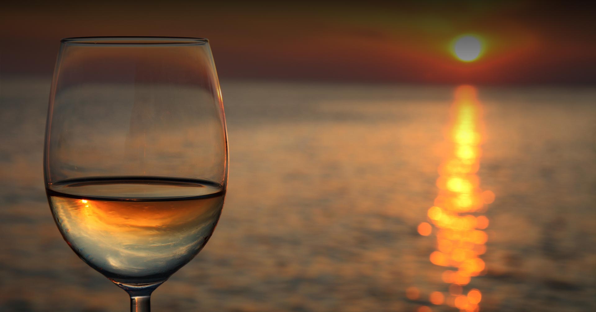 Ночь в бокале песня. Вино и море. Море в бокале. Море солнце вино. Закат в бокале.