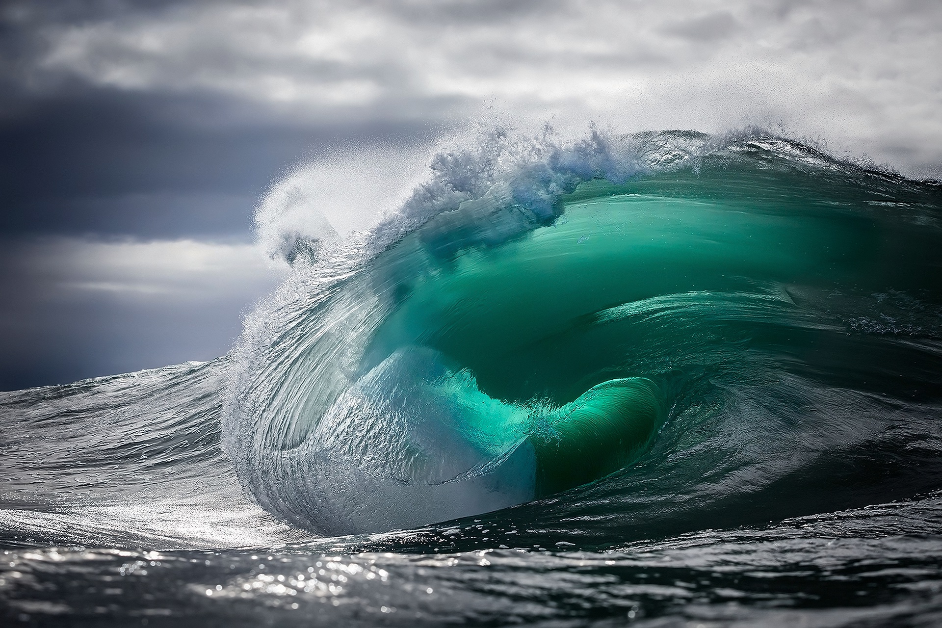Разъяренные волны. Бискайский залив волны убийцы. Уоррен Килан волны. Уоррен Килан фотограф.